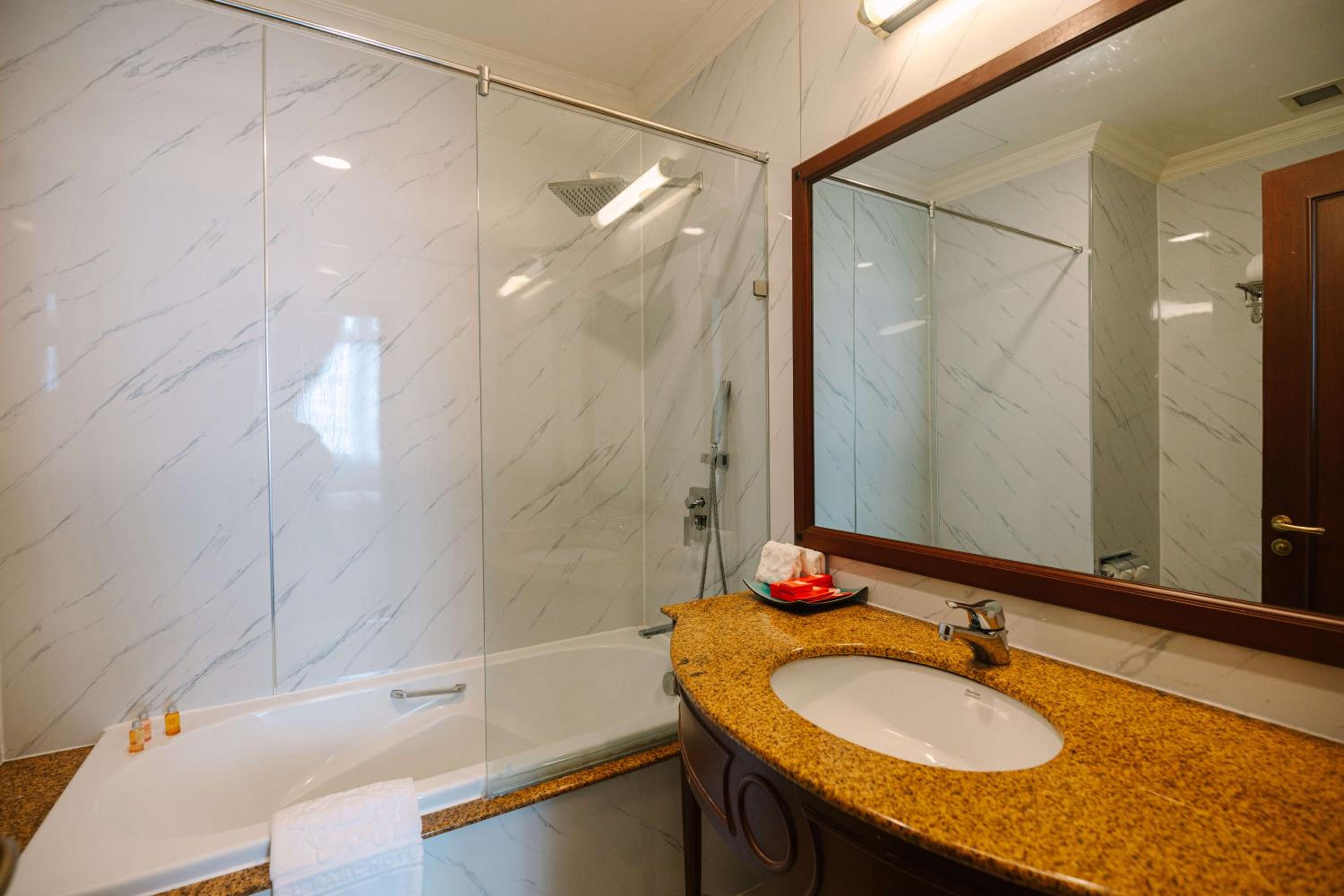 Standard Double or Twin Room - Photo 7