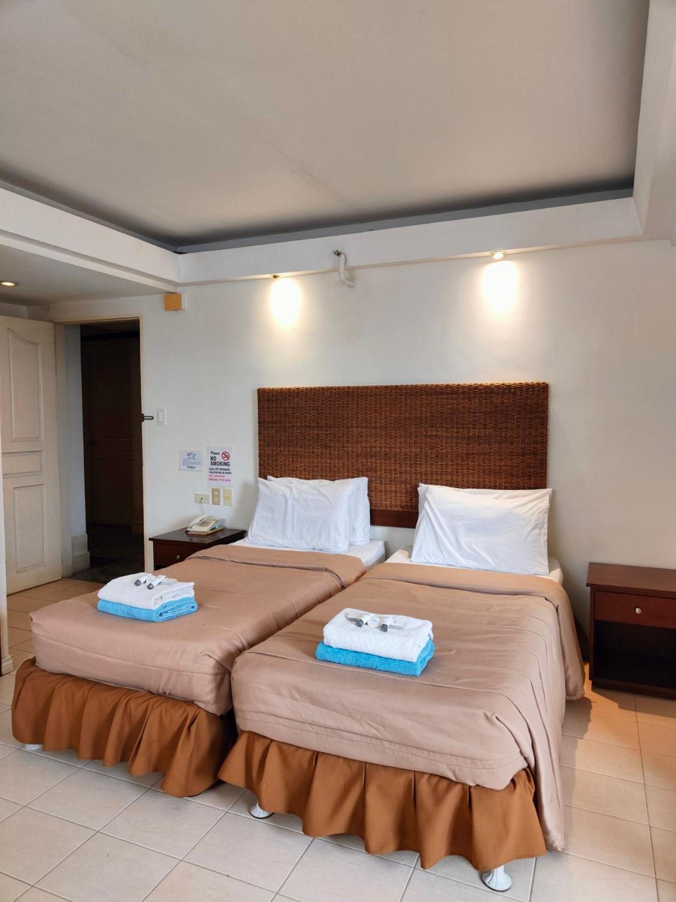 Twin Deluxe (2 Single Beds)