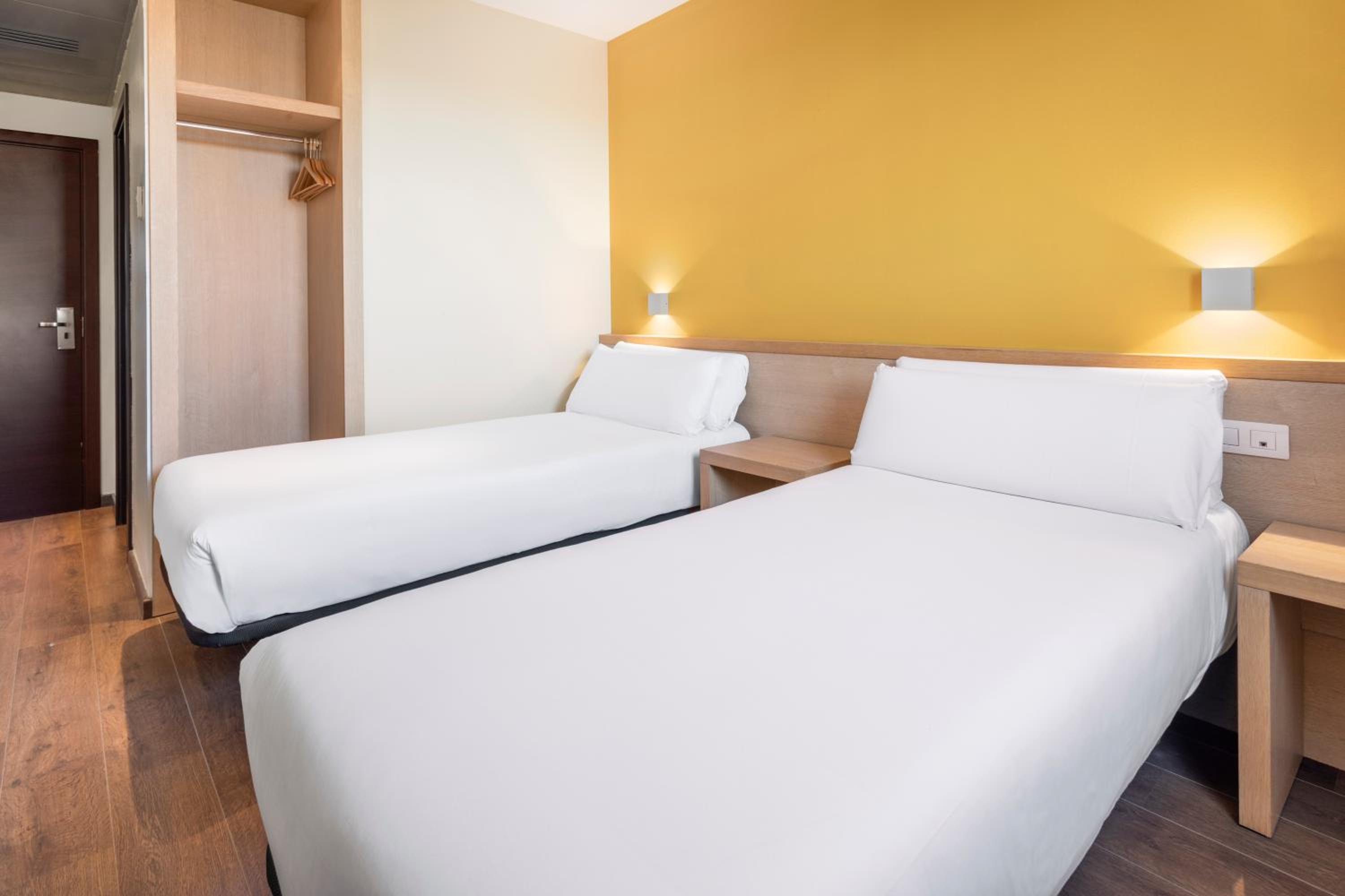 Twin Room - Photo 1