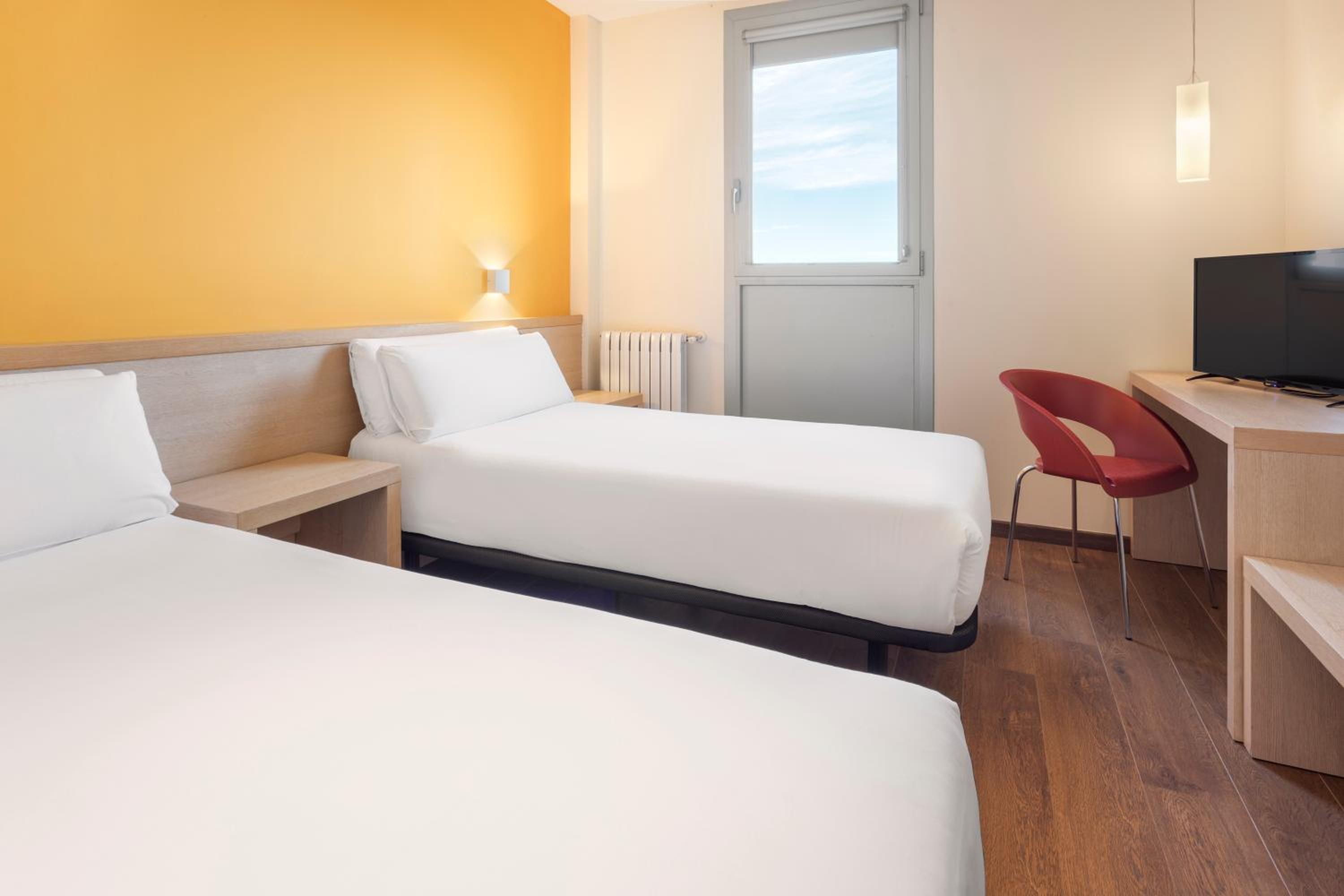 Twin Room - Photo 3