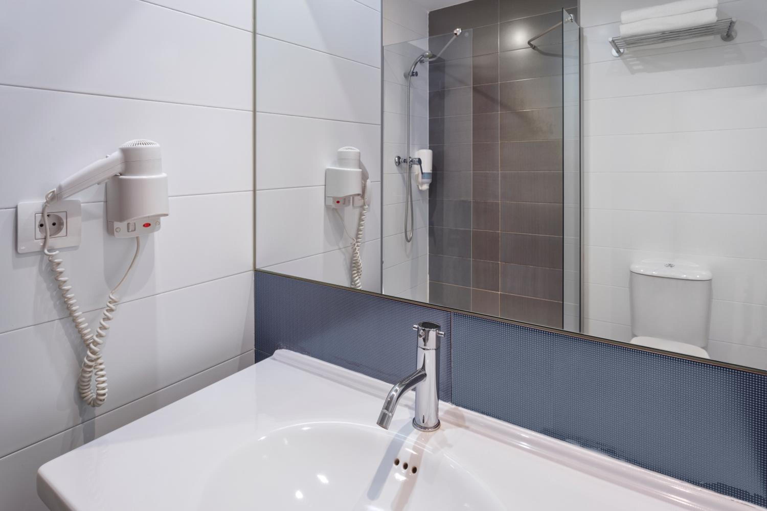 Double Room - Photo 7