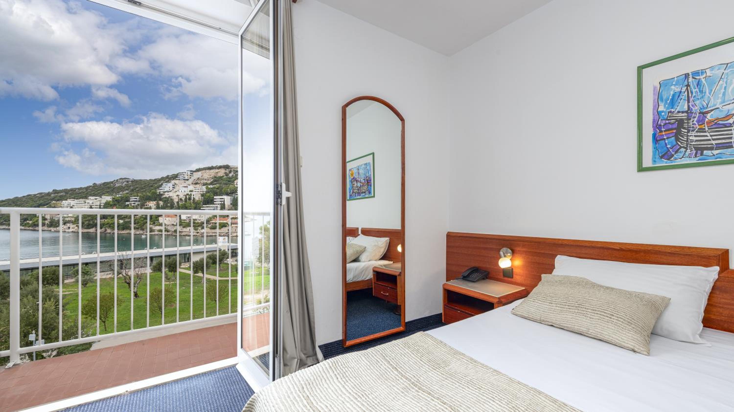 Double/Twin Room with Balcony and Sea View thumbnail 6