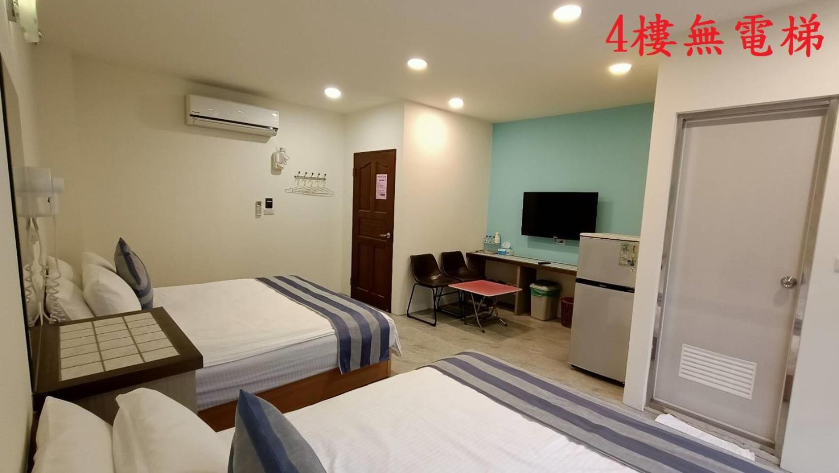 Quadruple Room with Balcony - Photo 3