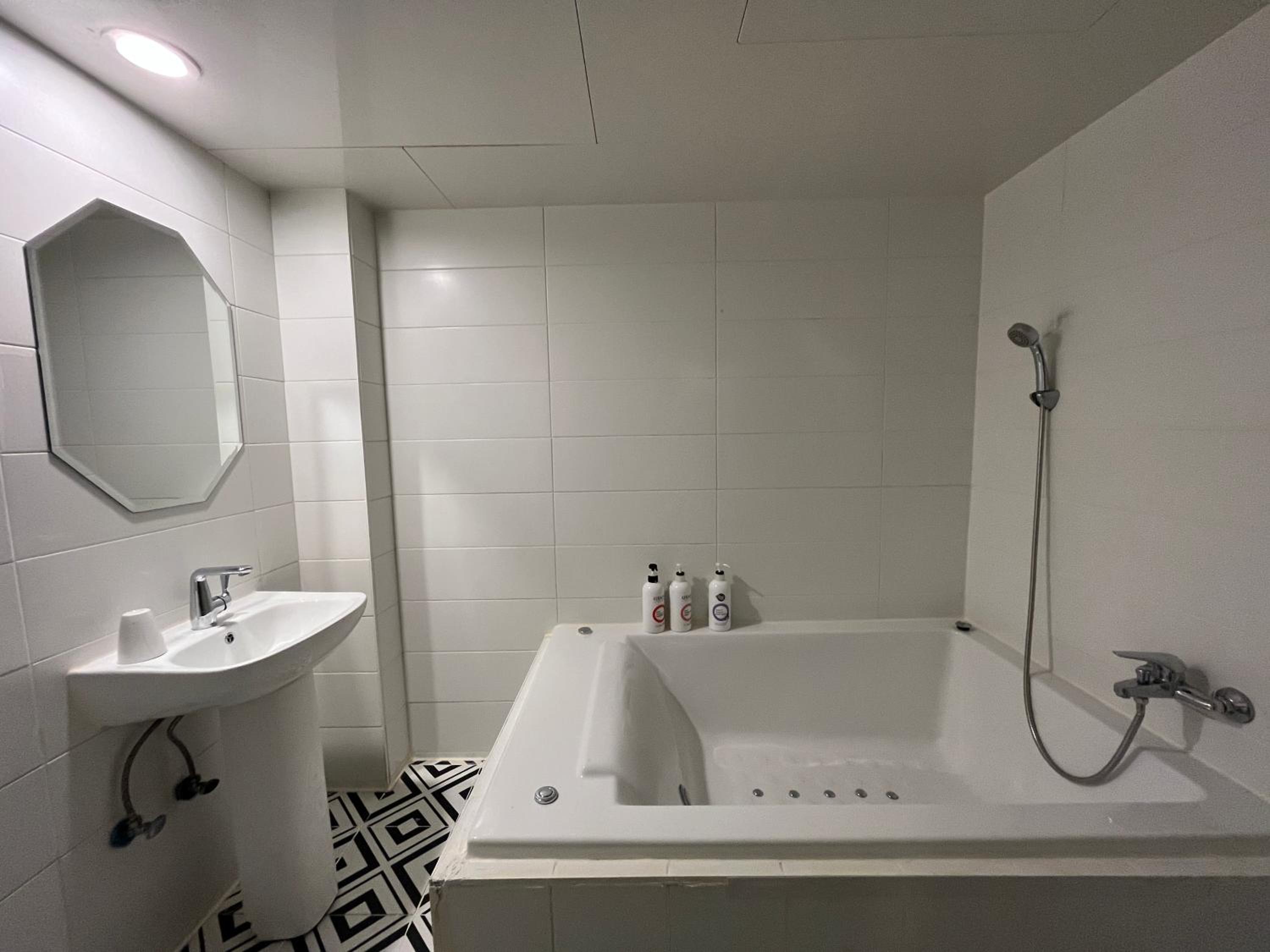 Deluxe Double Room - Photo 11