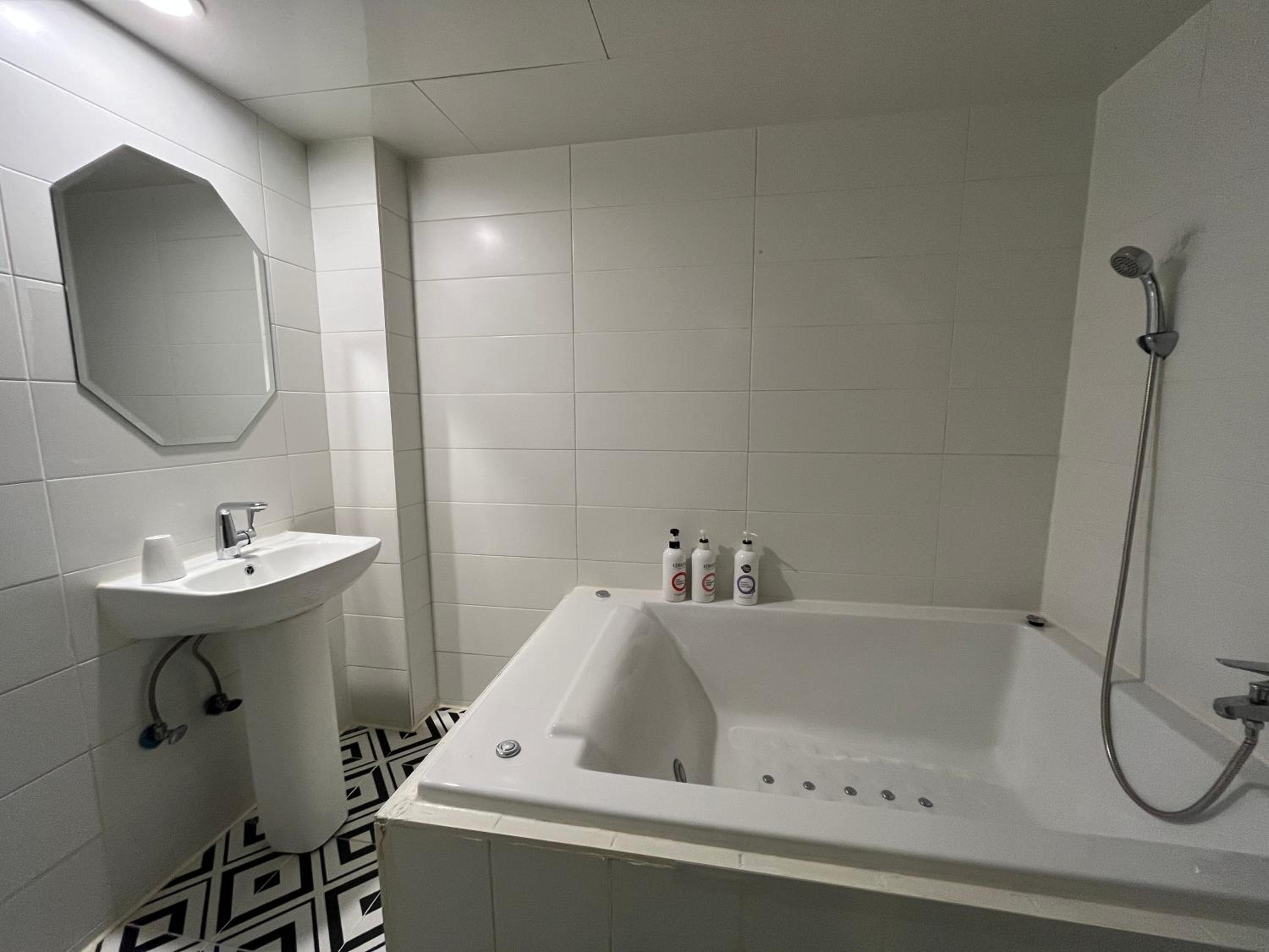 Deluxe Double Room - Photo 8