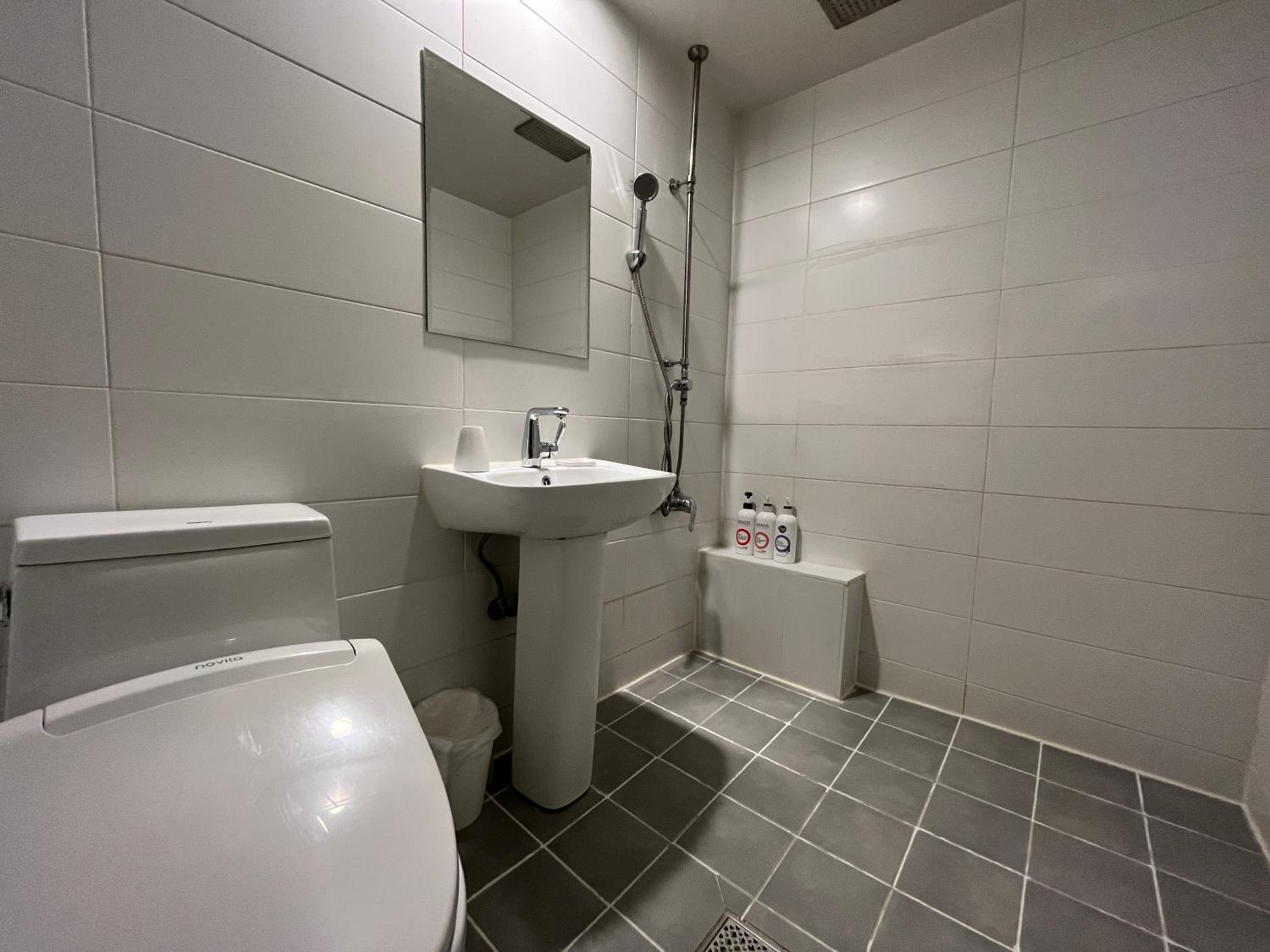 Standard Double Room - Photo 11
