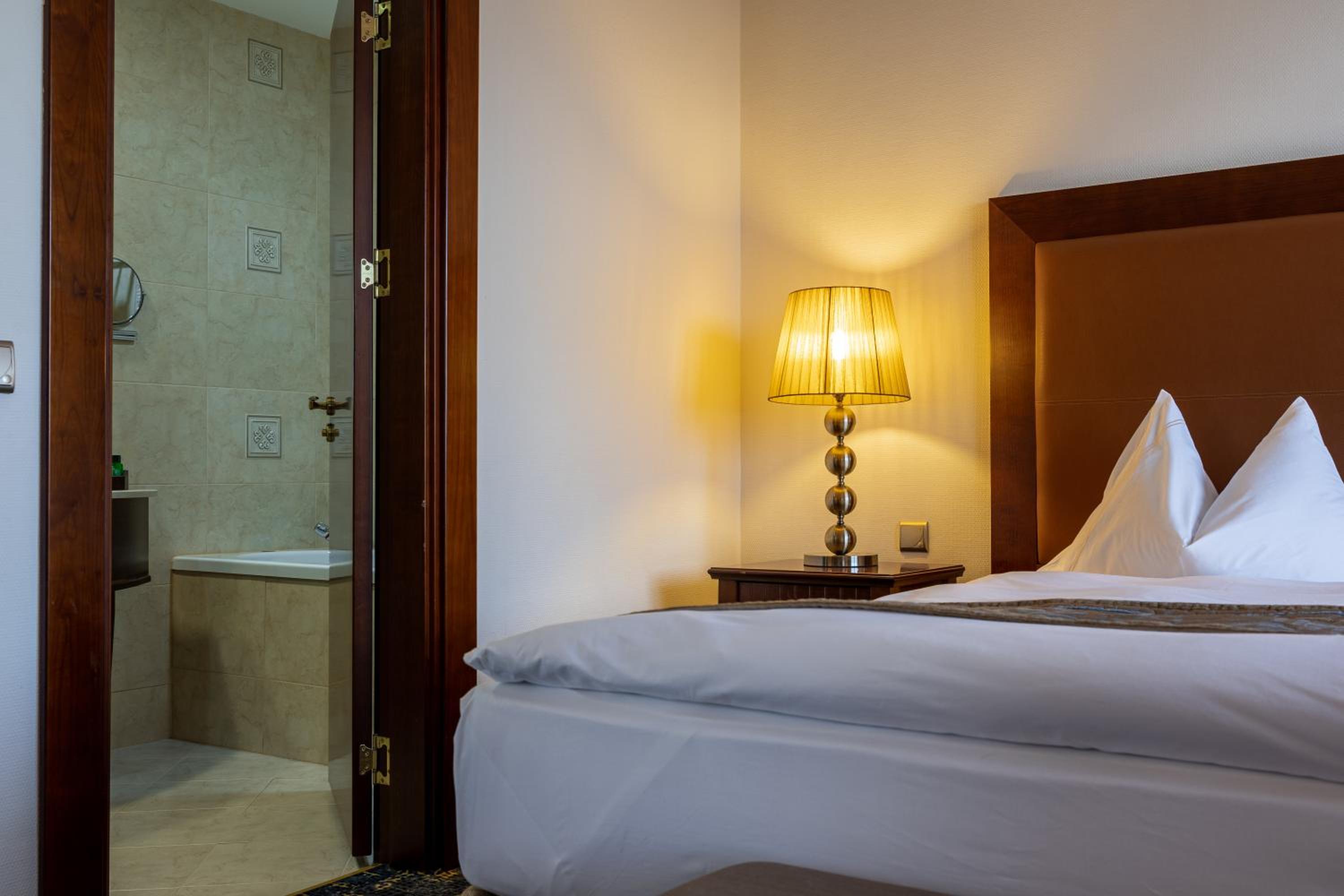 Standard Double Room with City View (1 or 2 adults) - Photo 7