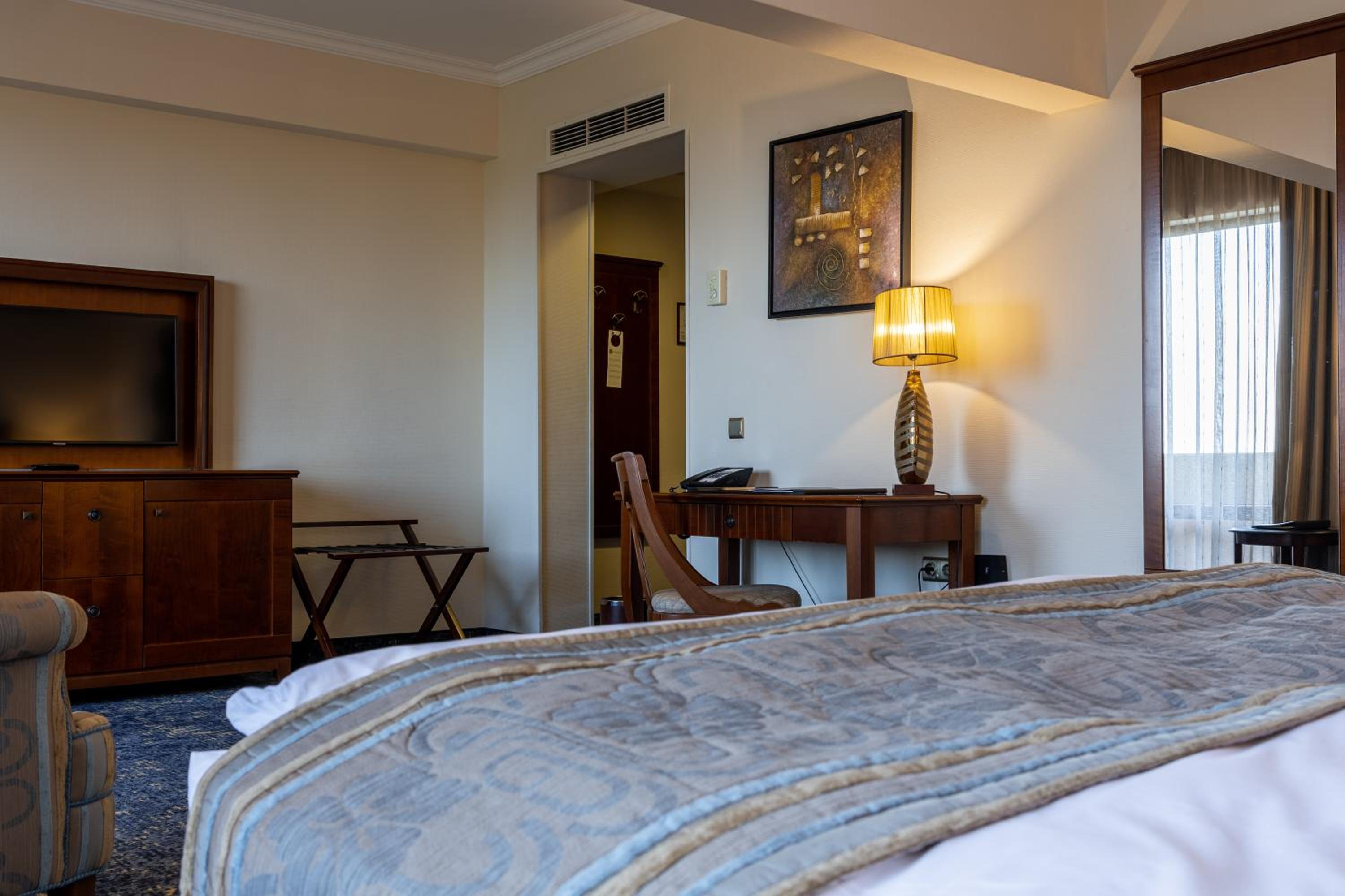 Standard Double Room with City View (1 or 2 adults) - Photo 6