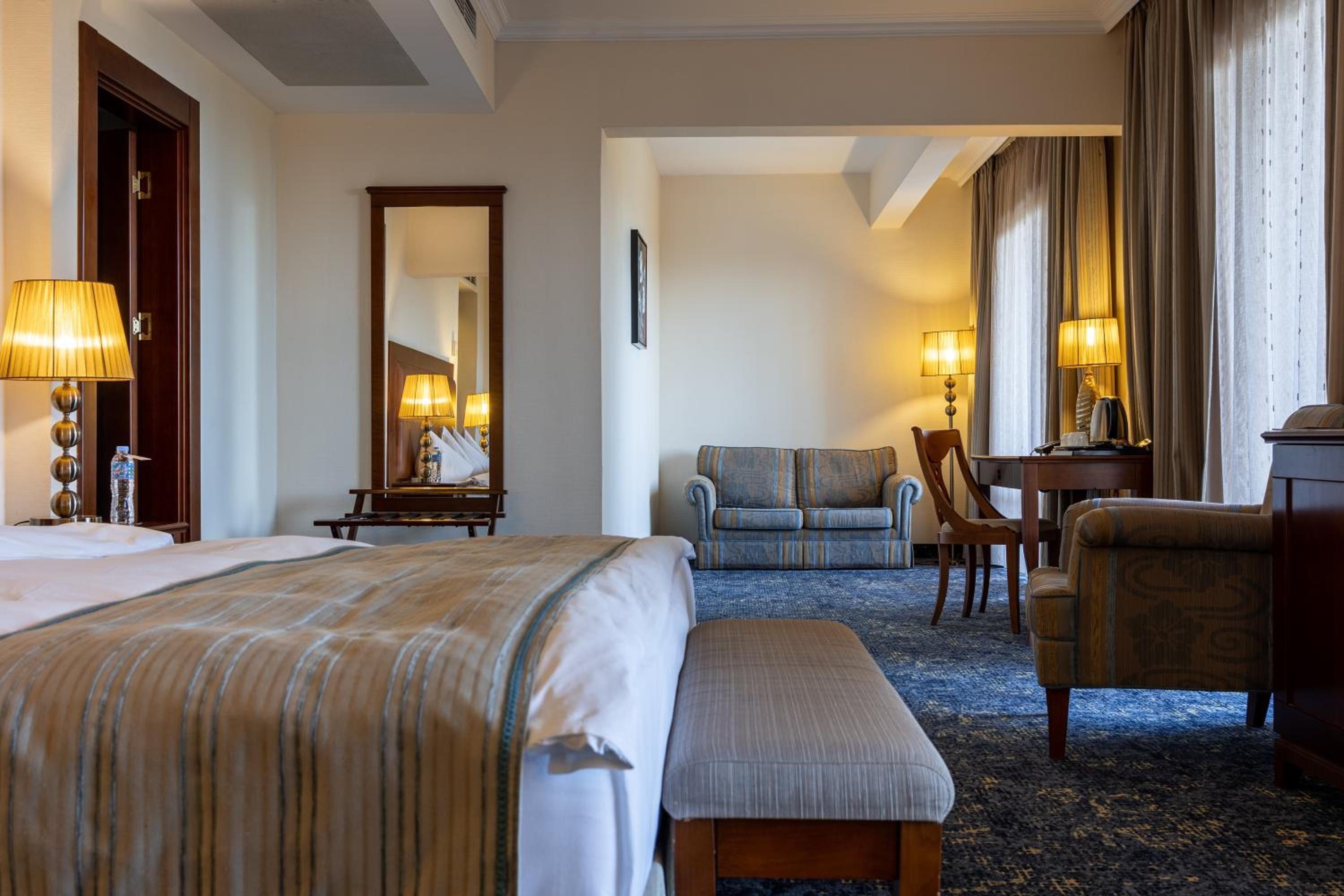 Deluxe Double Room with City View photo 3