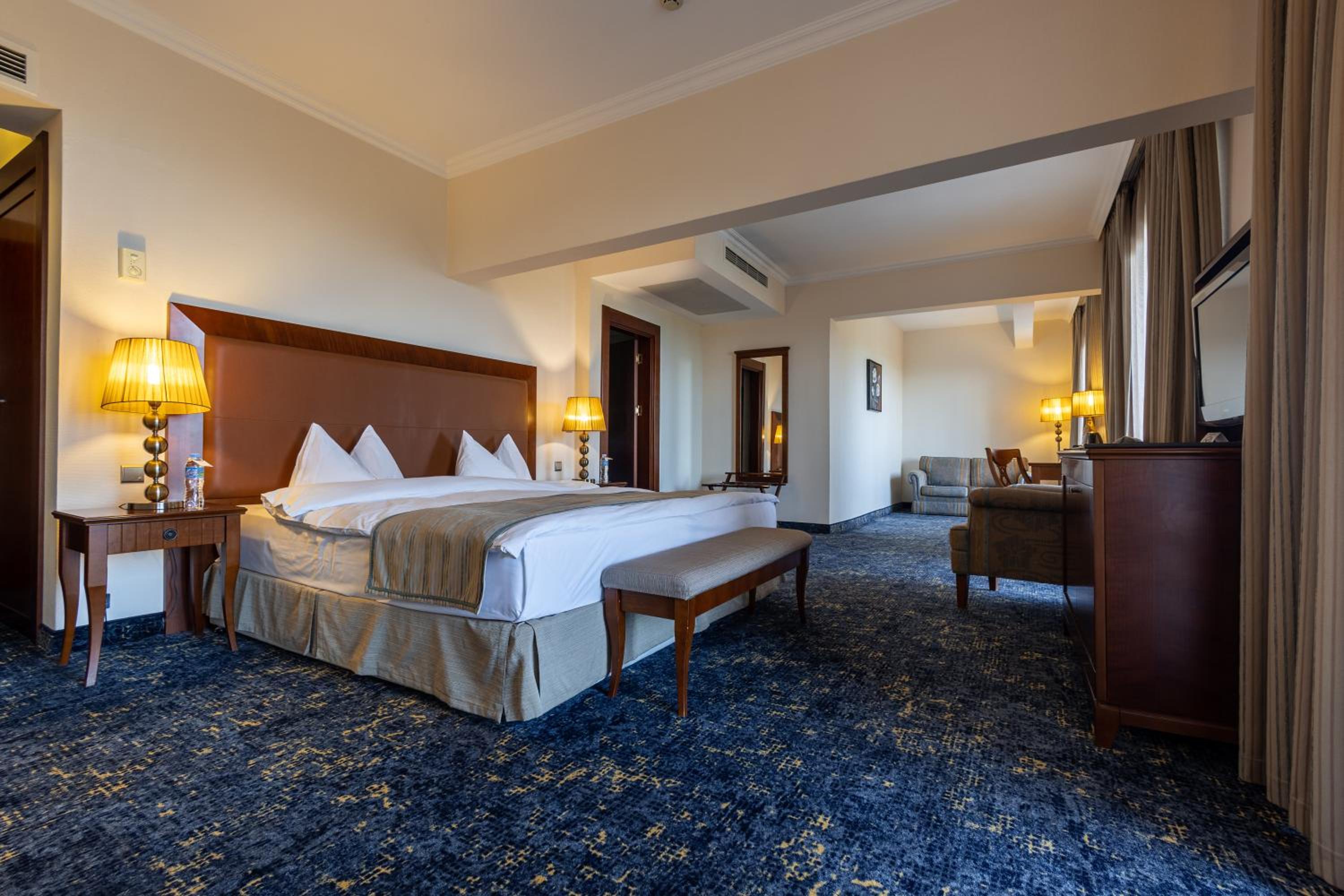 Deluxe Double Room with City View photo 2