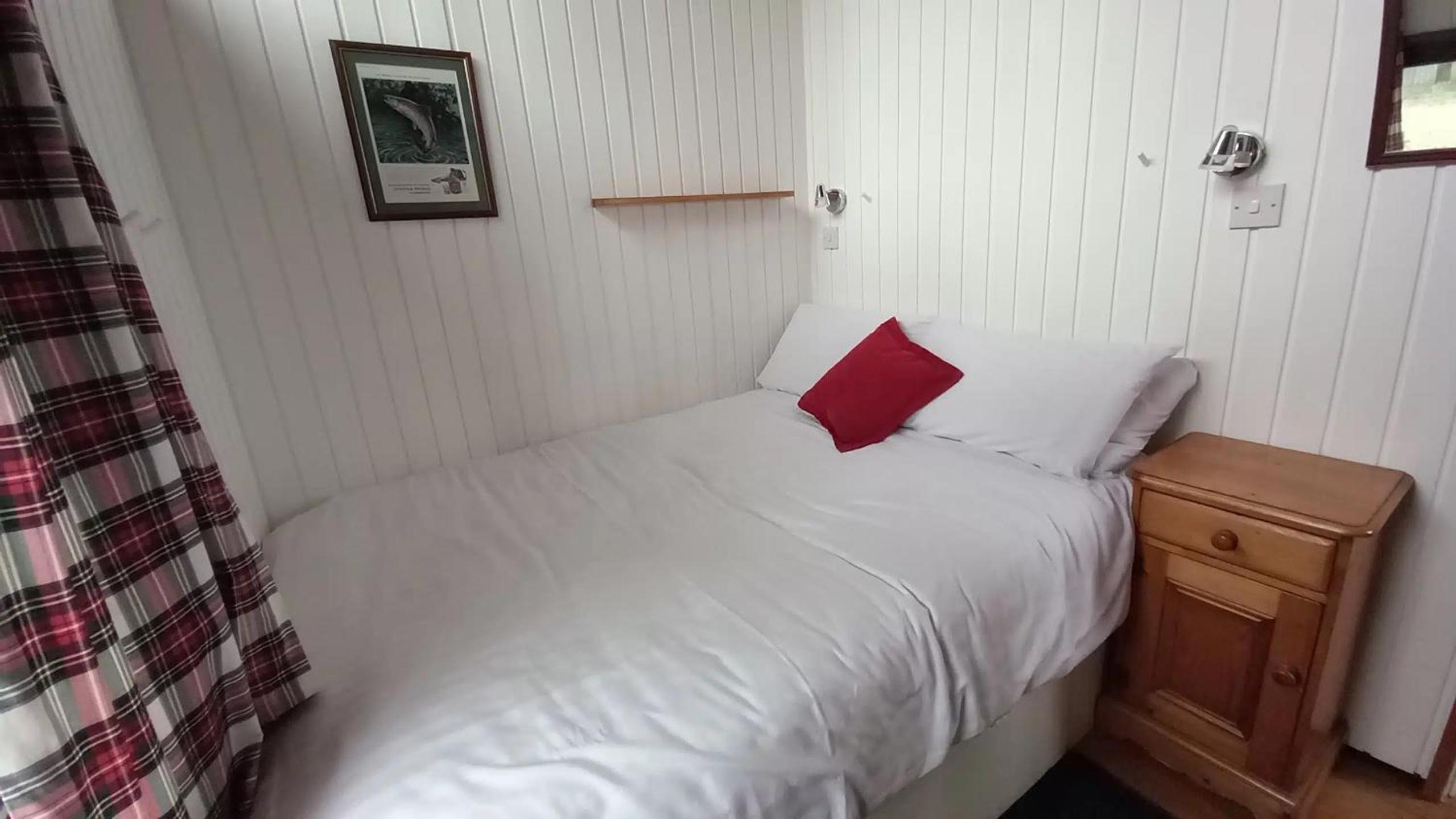 Sloy Cabin (2 bedrooms) – Wood fired hot tub (extra charge) and free Wi-Fi  photo 1
