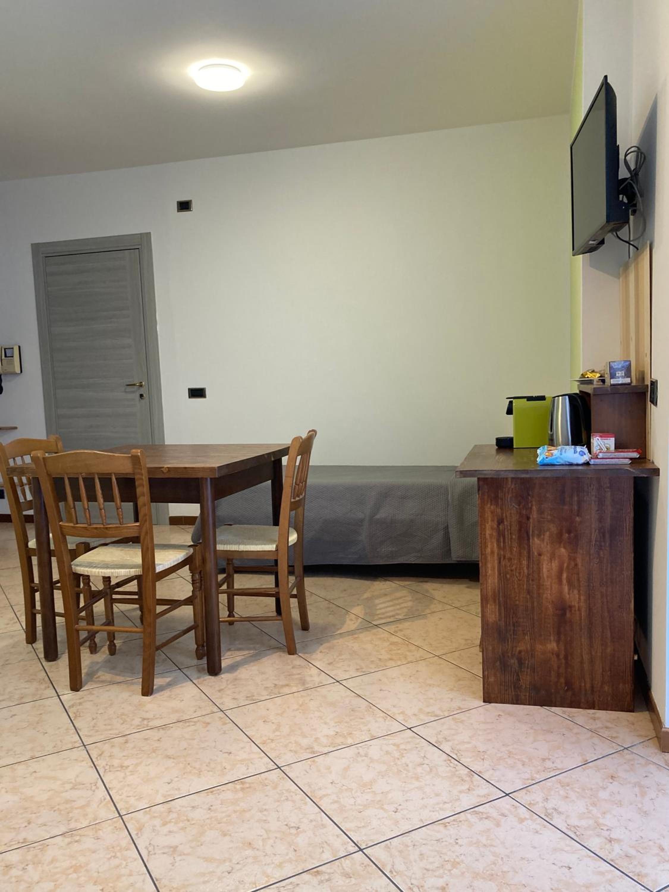 Triple Room with Private Bathroom - Photo 8
