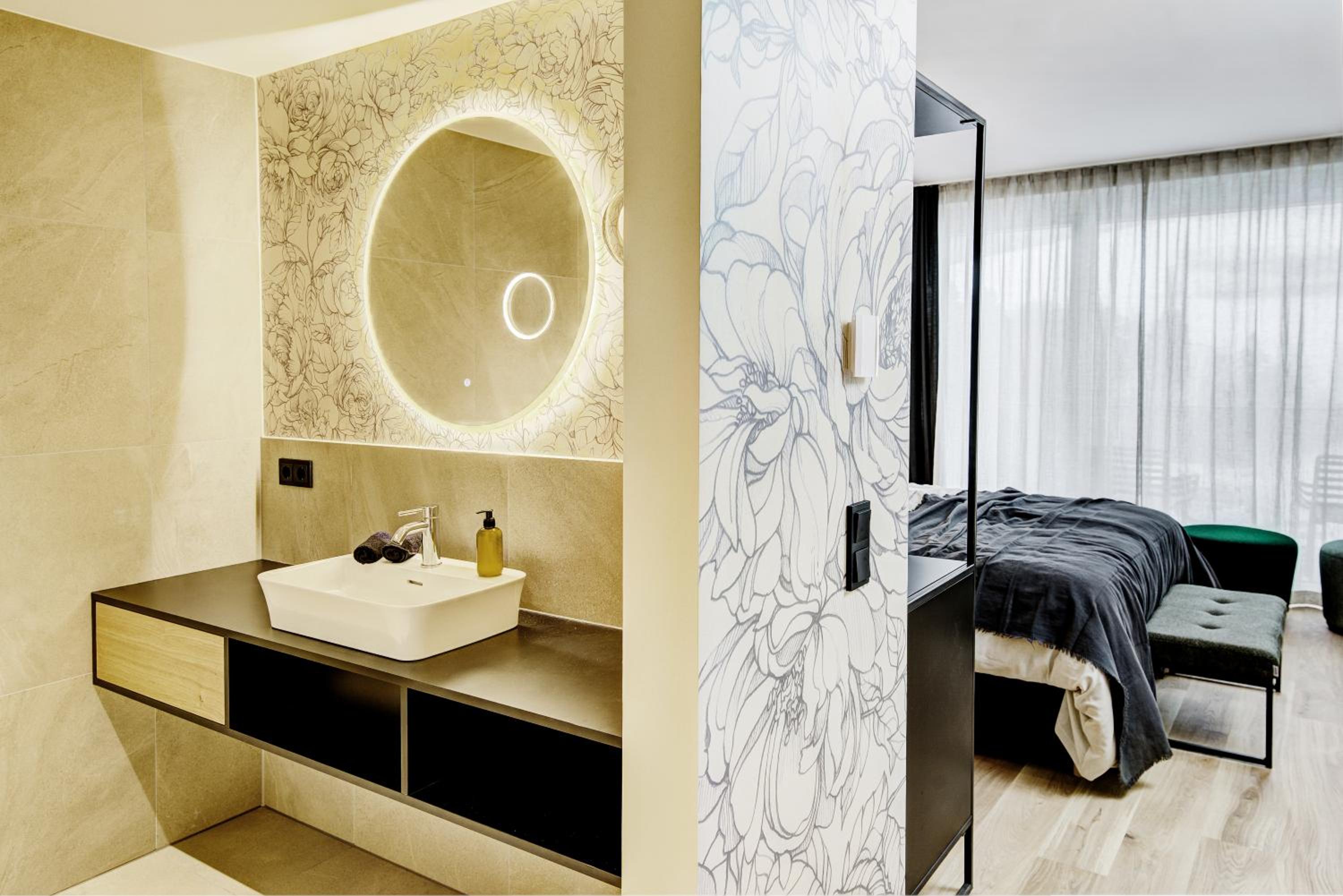 Deluxe Double Room with Balcony photo 2