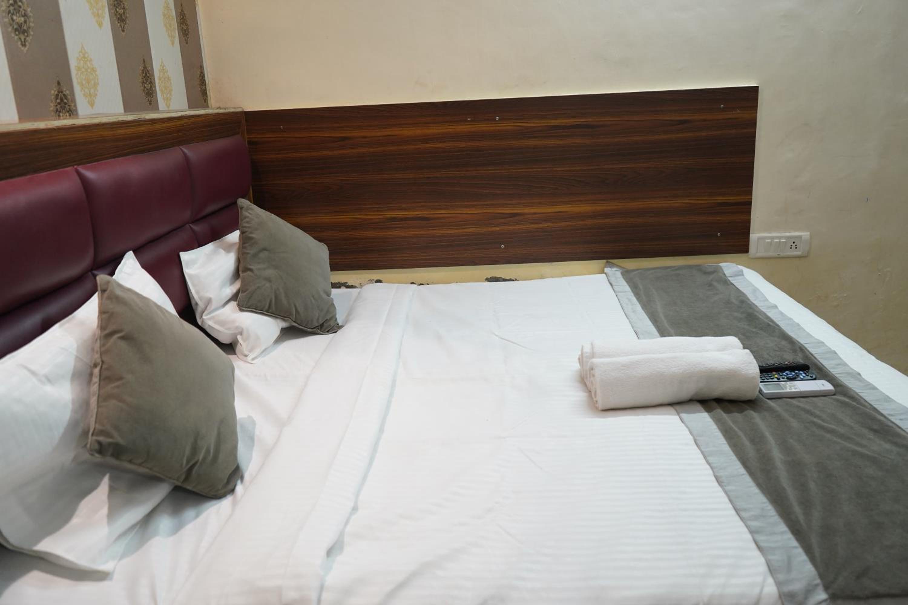 Deluxe Double Room (2 Adults + 1 Child) photo 2