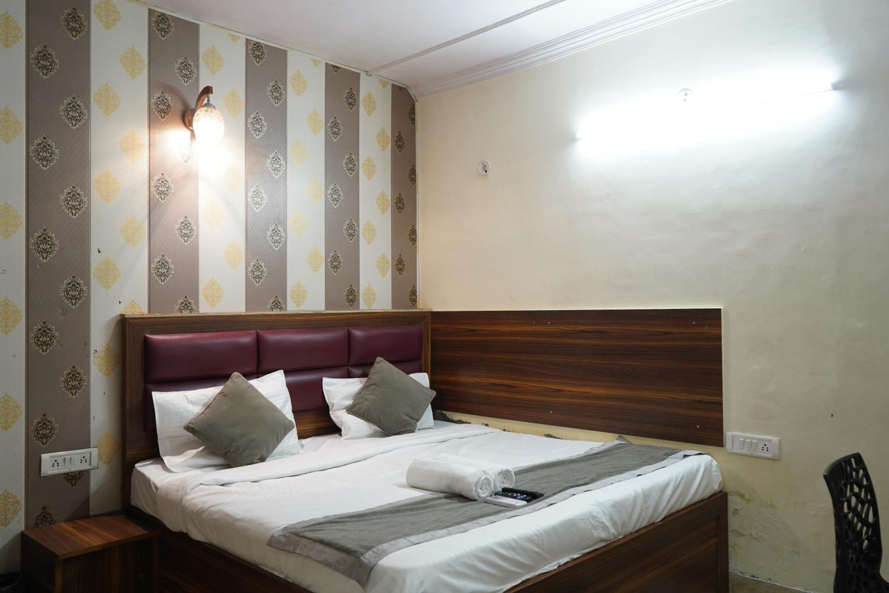 Deluxe Double Room (2 Adults + 1 Child) photo 3