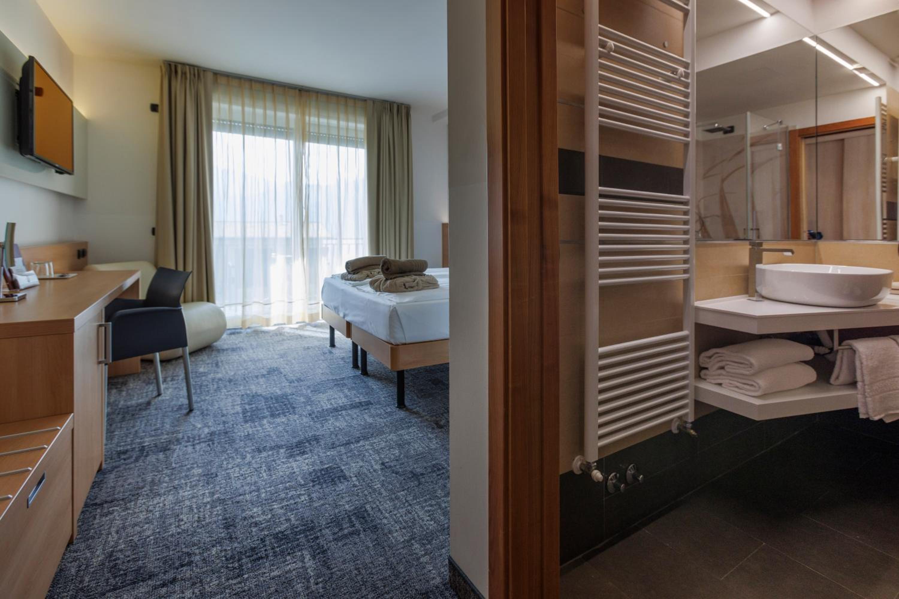 Double or Twin Room with Partial Sea View photo 3