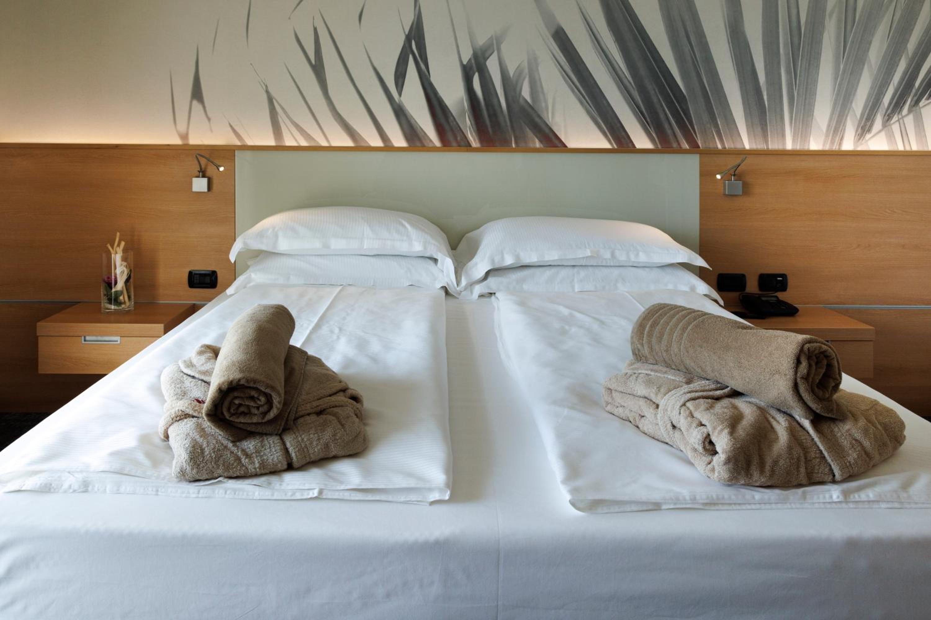 Double or Twin Room with Partial Sea View photo 1