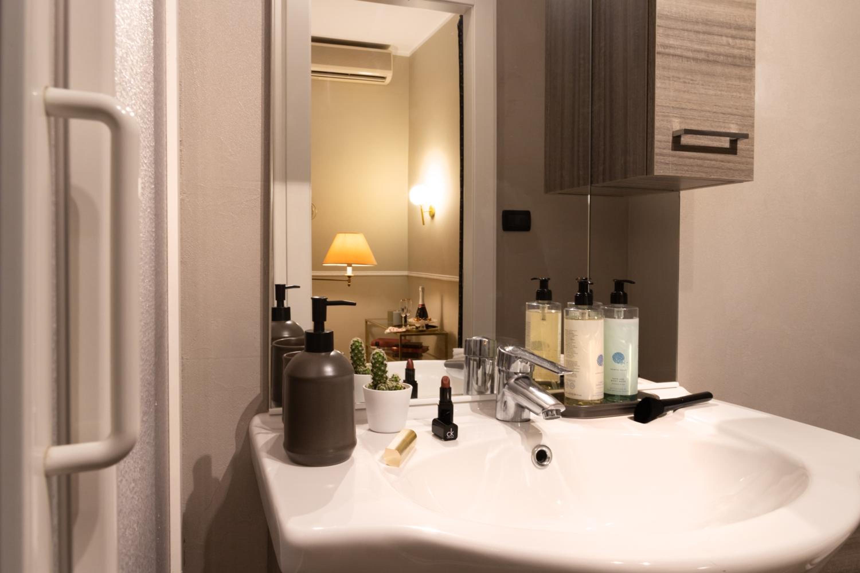 Single Room with Bathroom photo 2