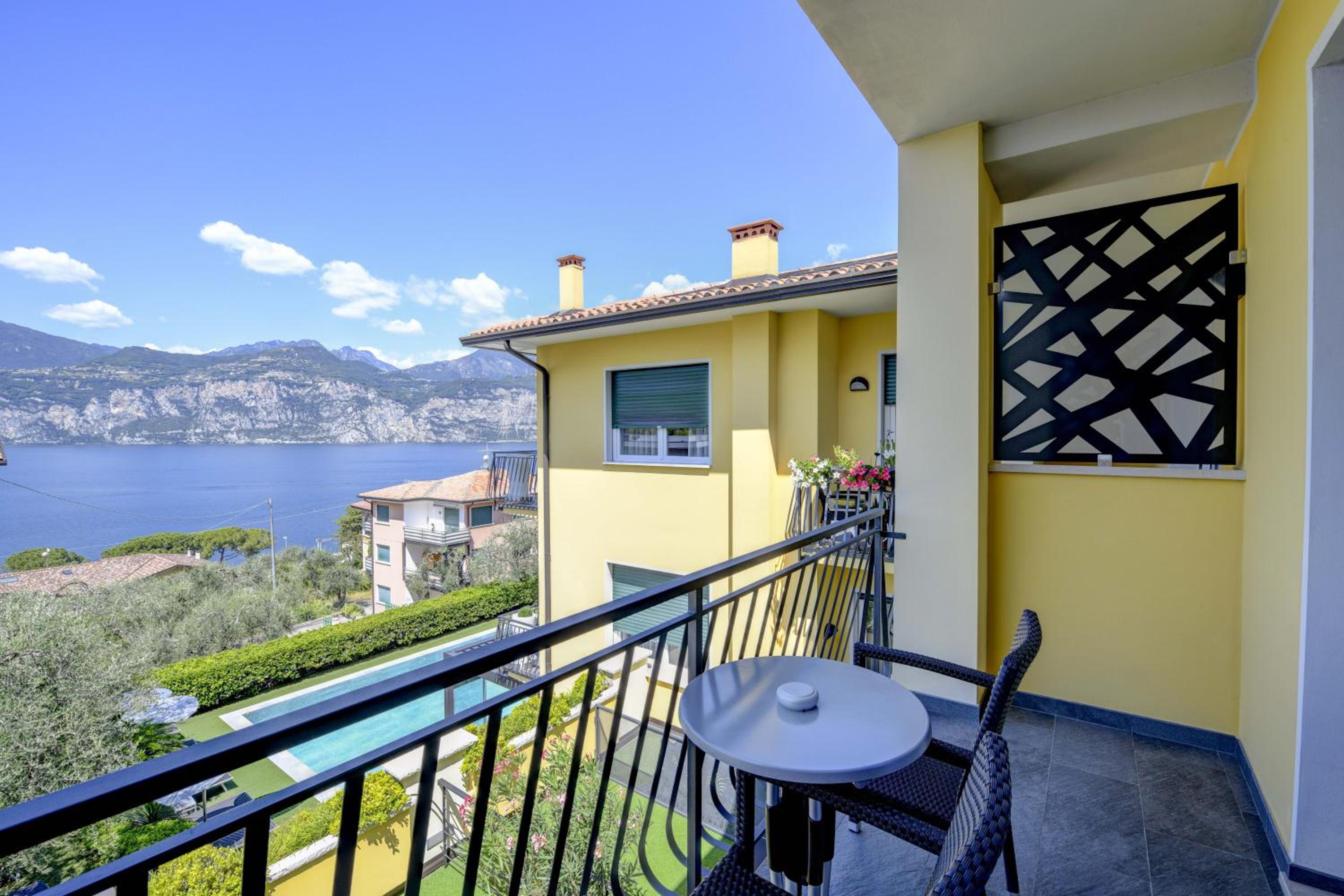 Double or Twin Room with Partial Sea View photo 2