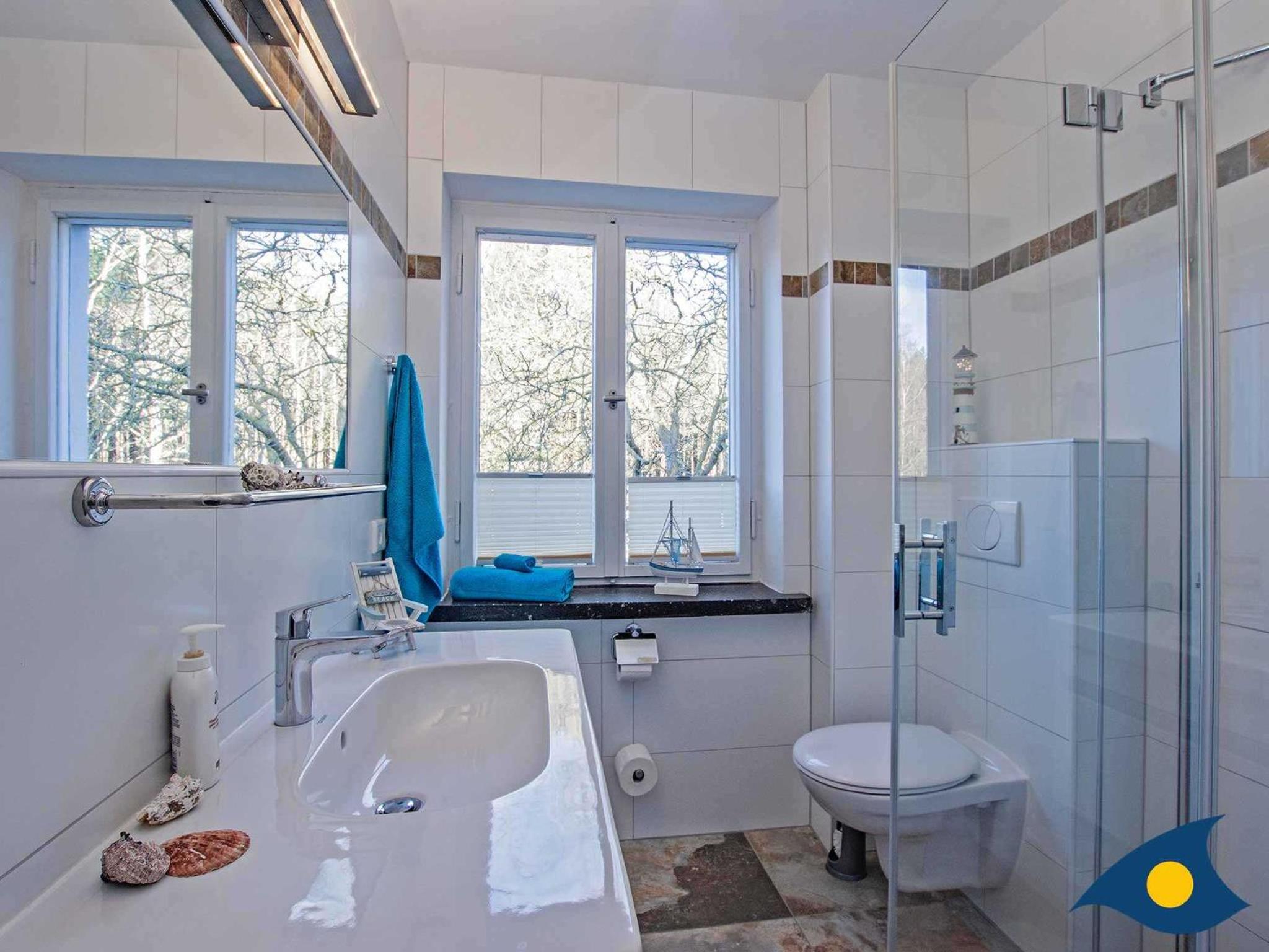 Five-Bedroom House photo 3