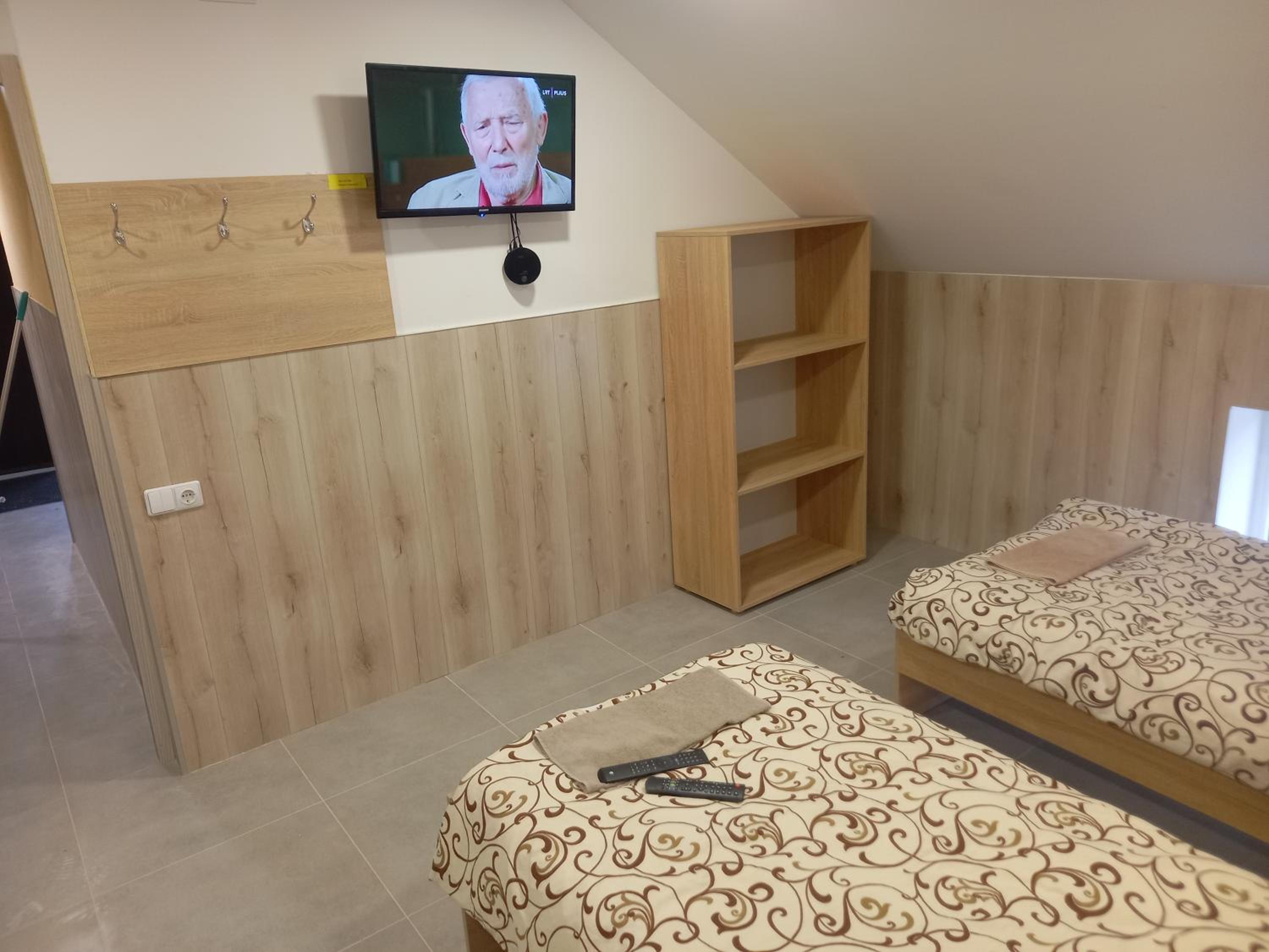 Twin Room with Bathroom - Photo 6
