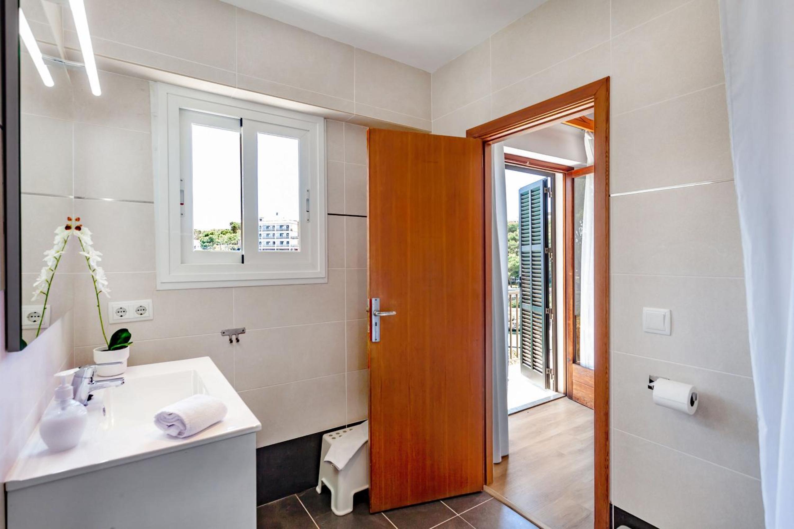 Two-Bedroom Apartment thumbnail 5
