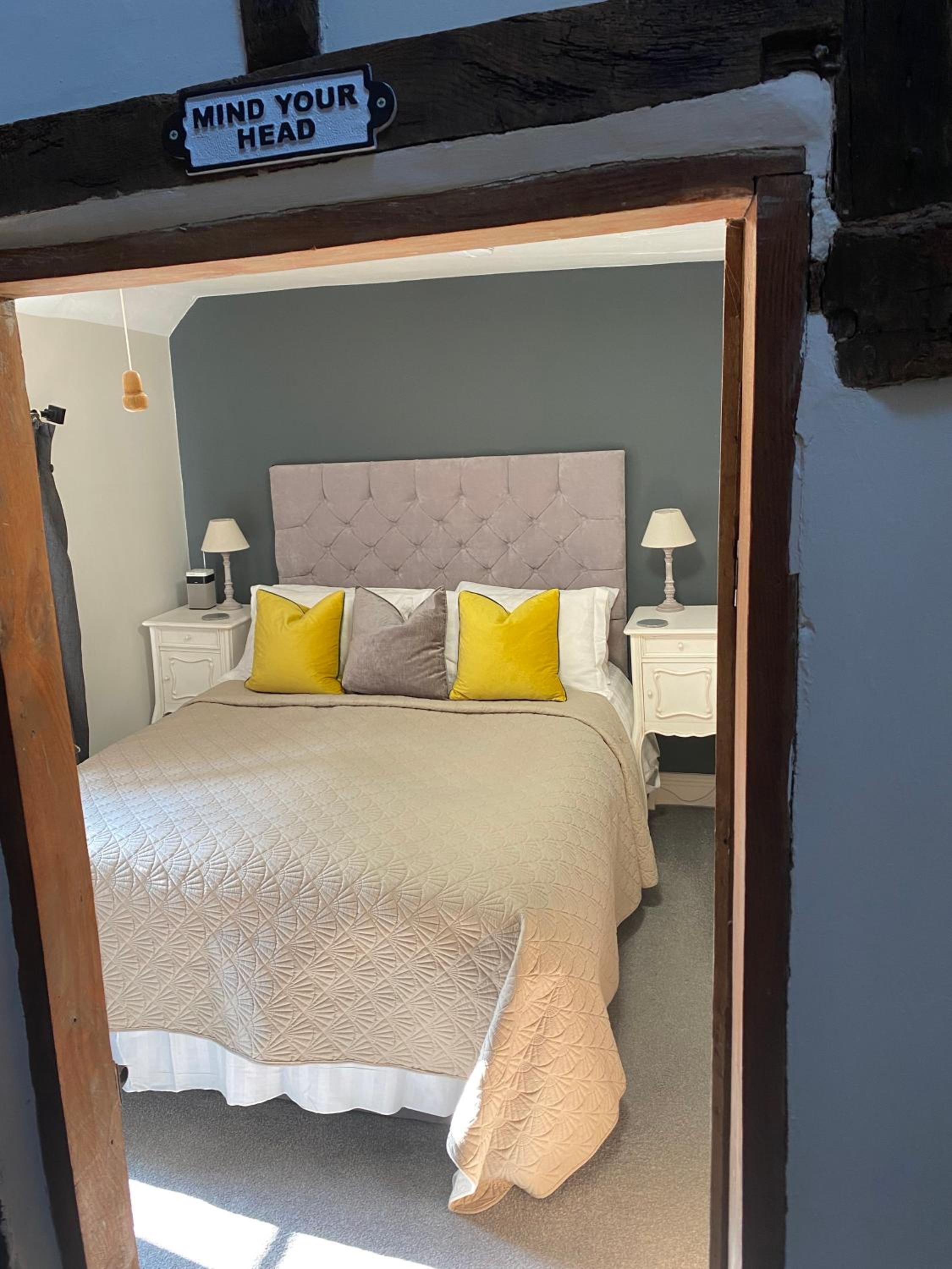 Deluxe King Room - Photo 9