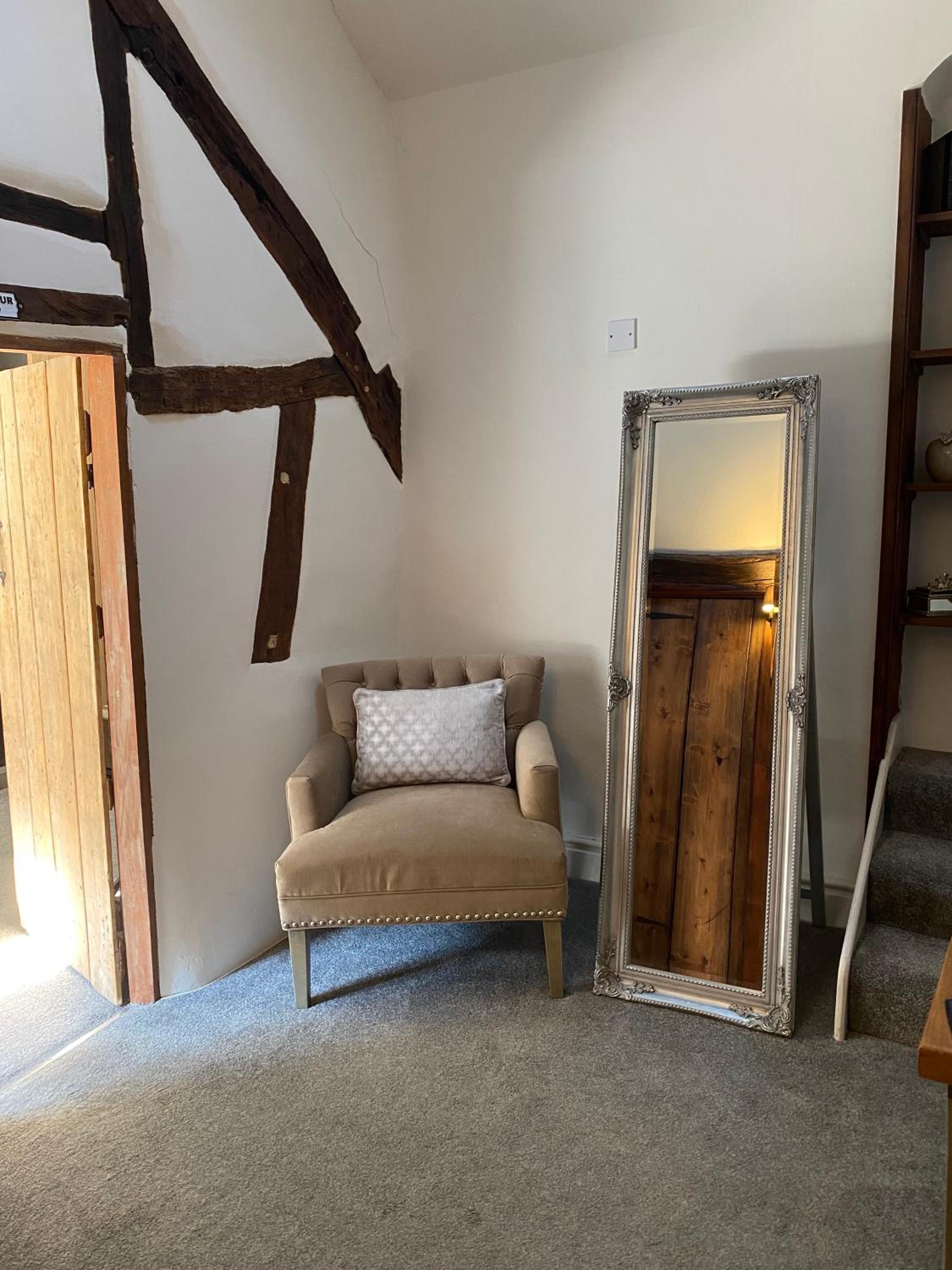 Deluxe King Room - Photo 10