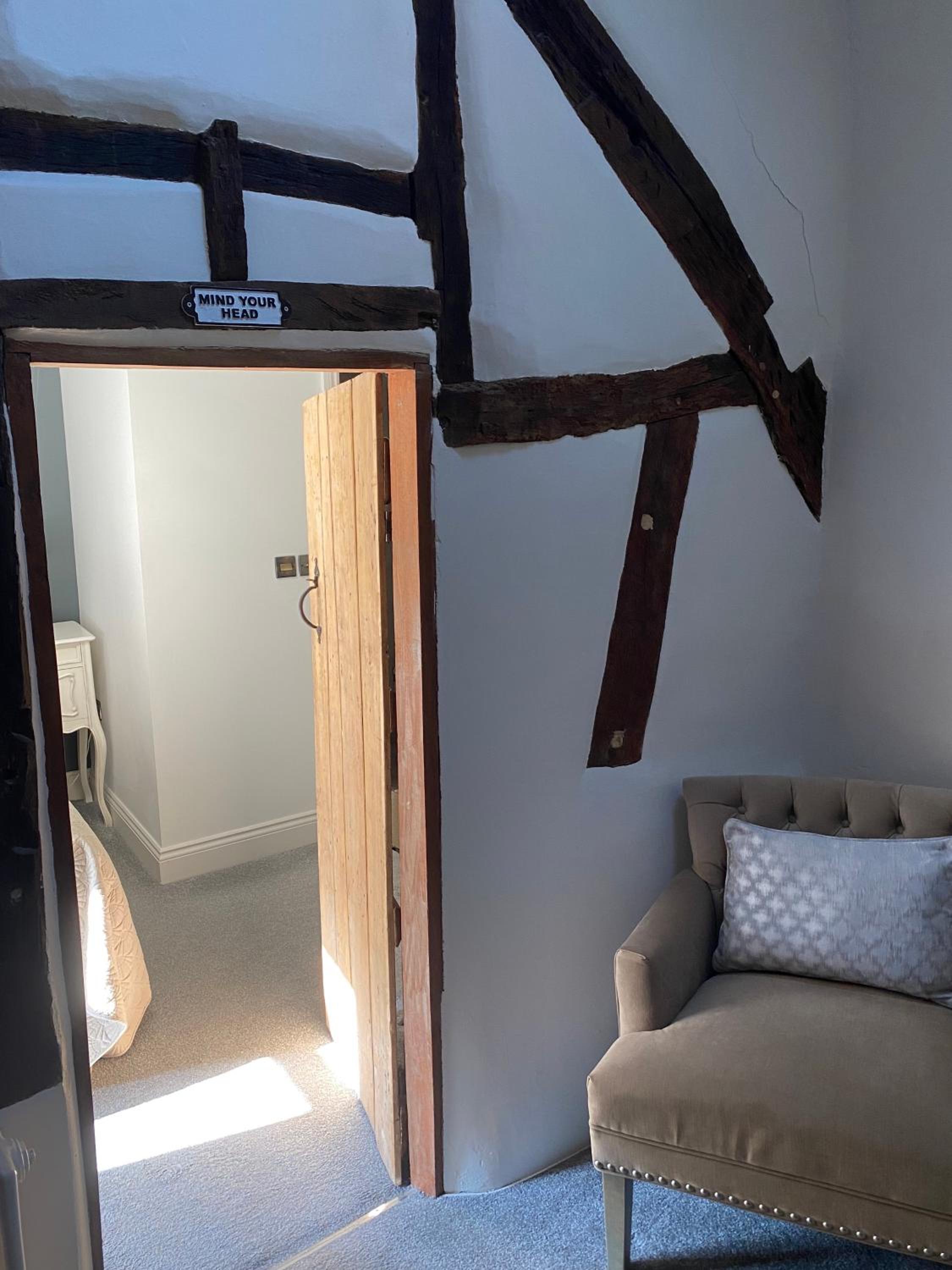 Deluxe King Room - Photo 11