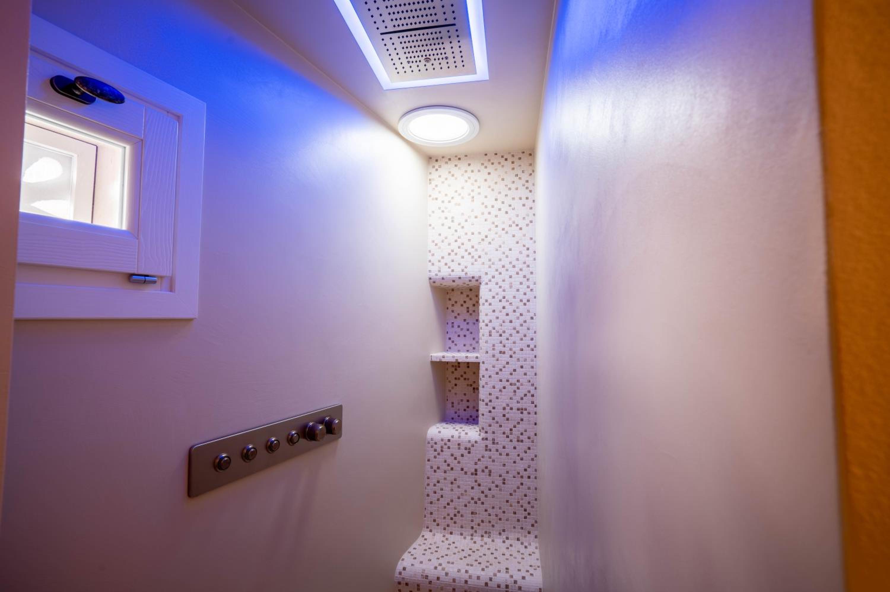 Deluxe Double Room with Shower - Photo 5