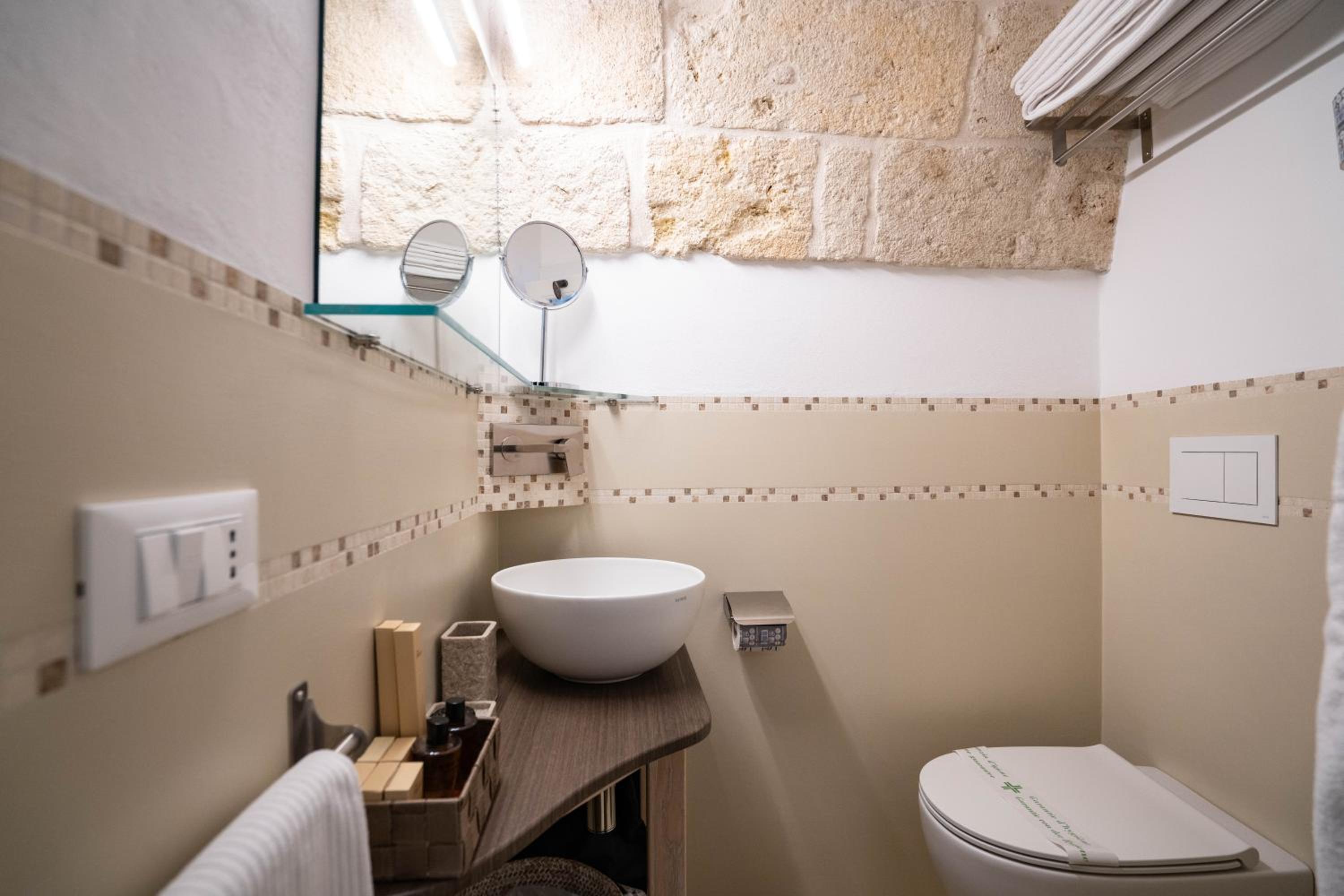 Deluxe Double Room with Shower - Photo 4