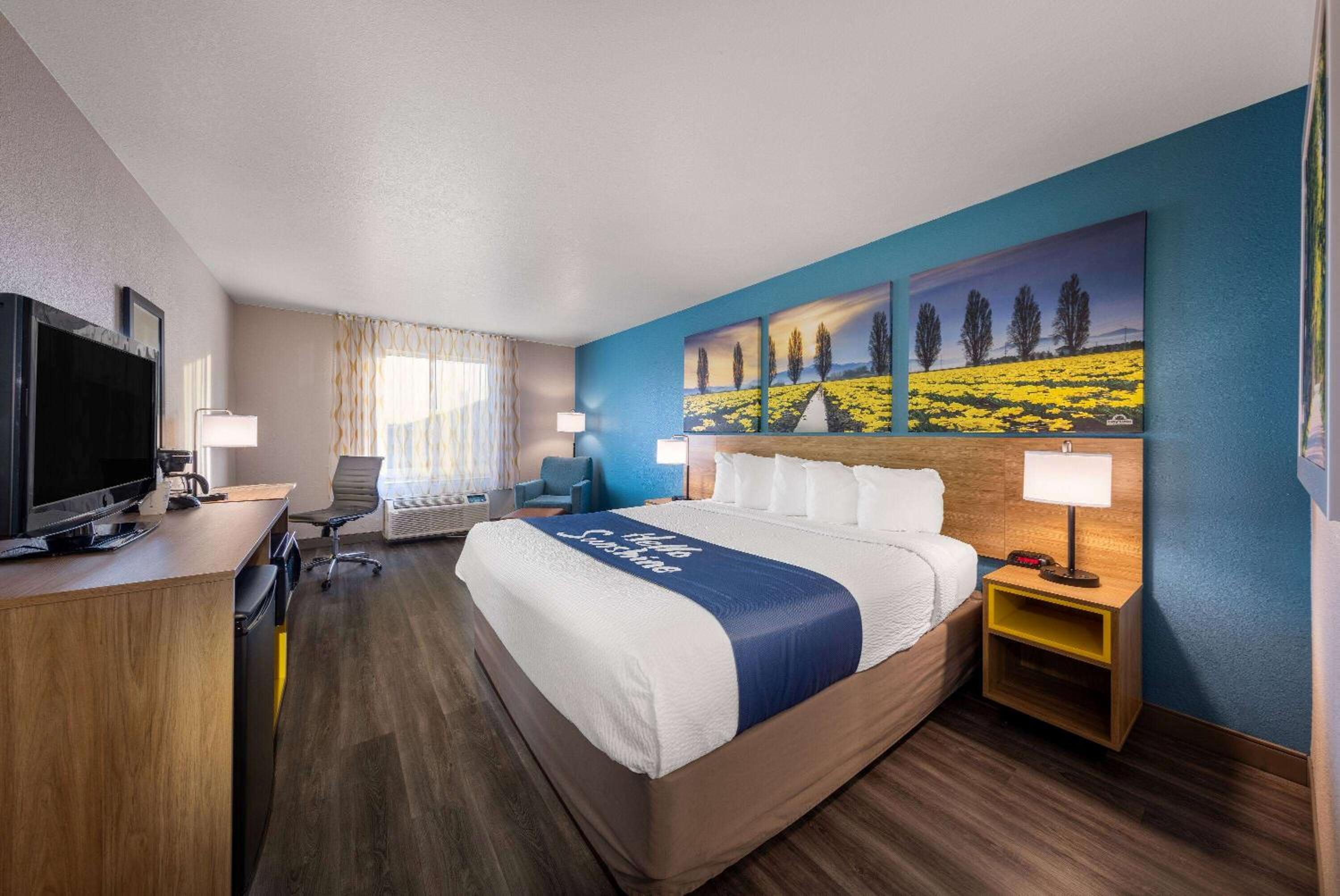King Room with Roll-in Shower - Mobility Access/Non-Smoking photo 2