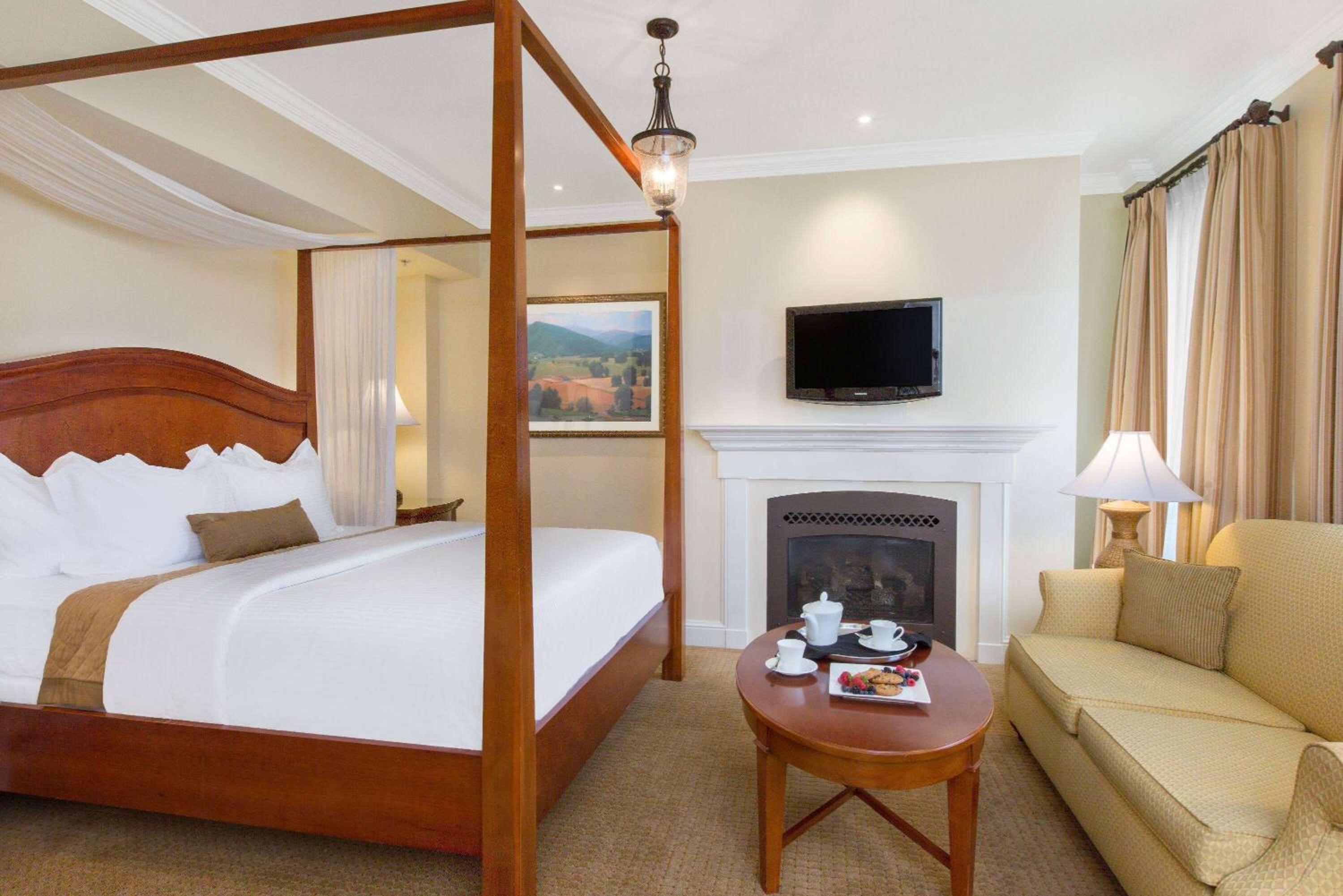 Junior King Suite - Non-Smoking - Photo 1