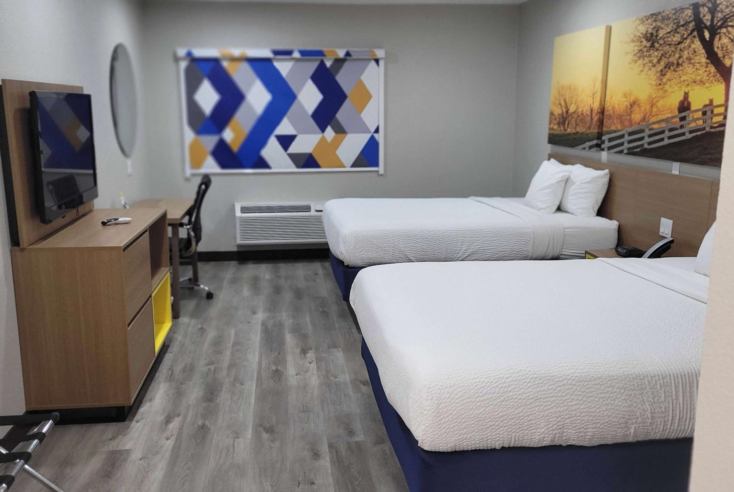 Queen Room with Two Queen Beds - Non-Smoking - Photo 3