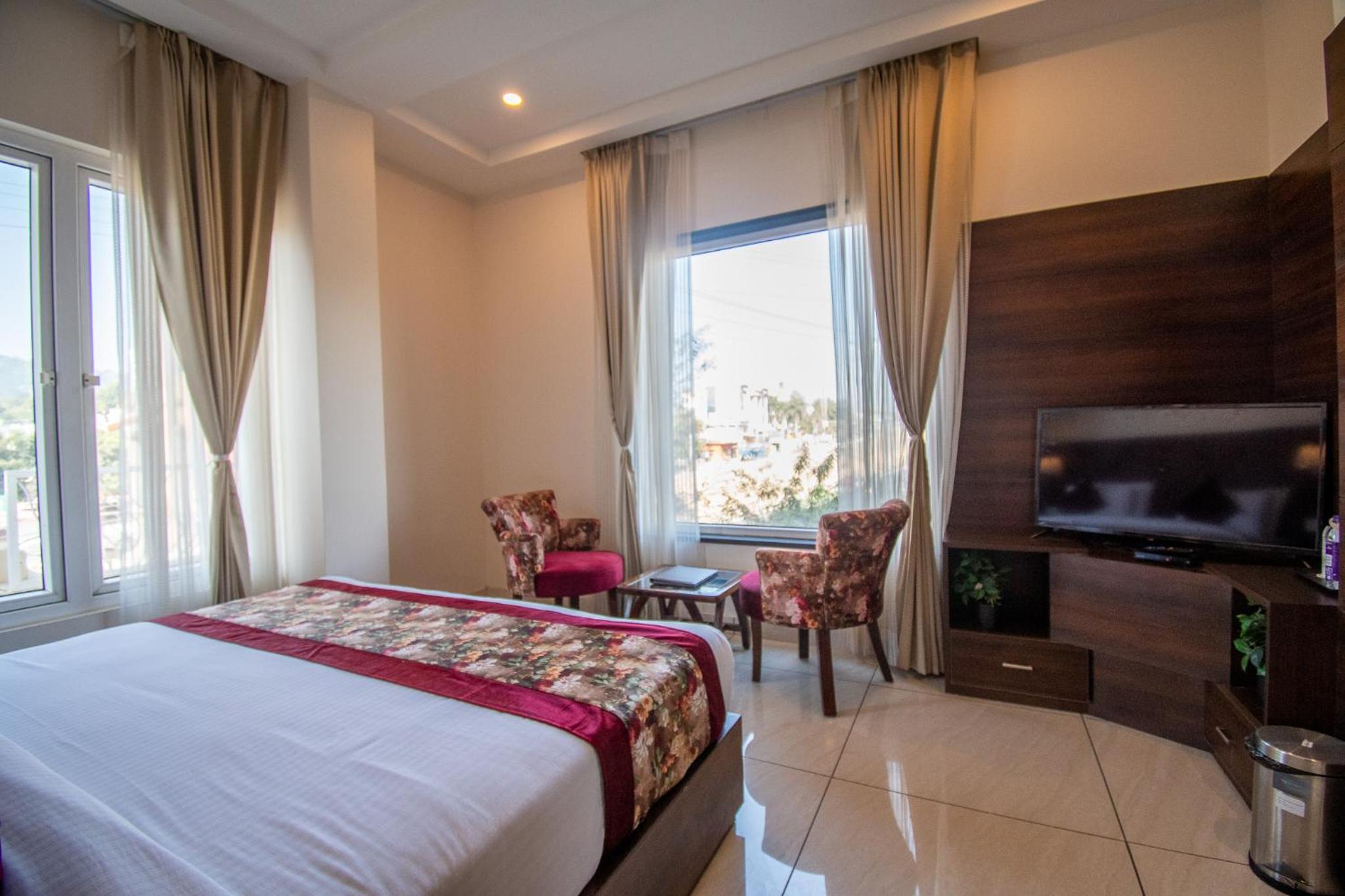 Deluxe Room - Photo 13
