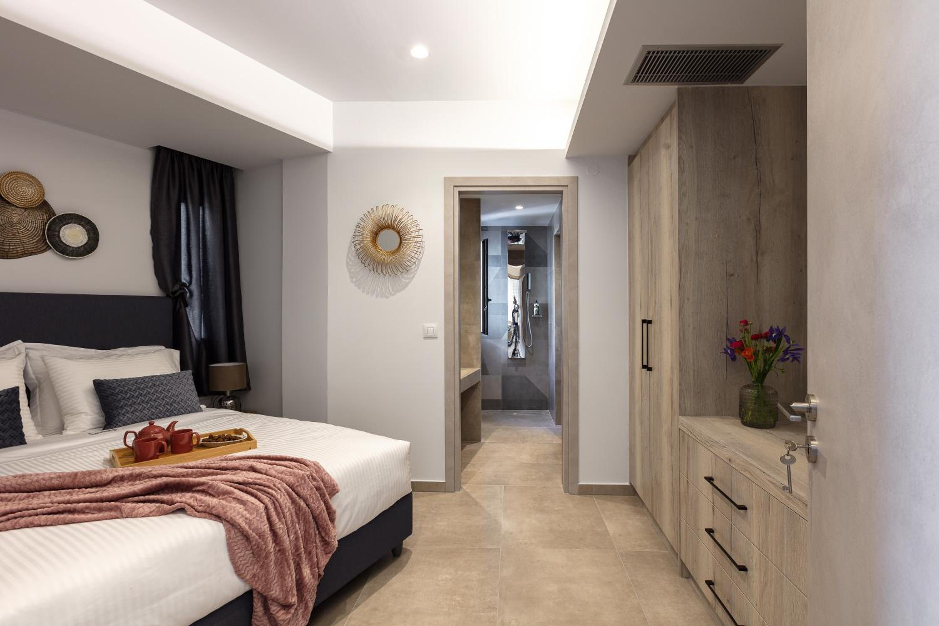 Executive Suite - Photo 7