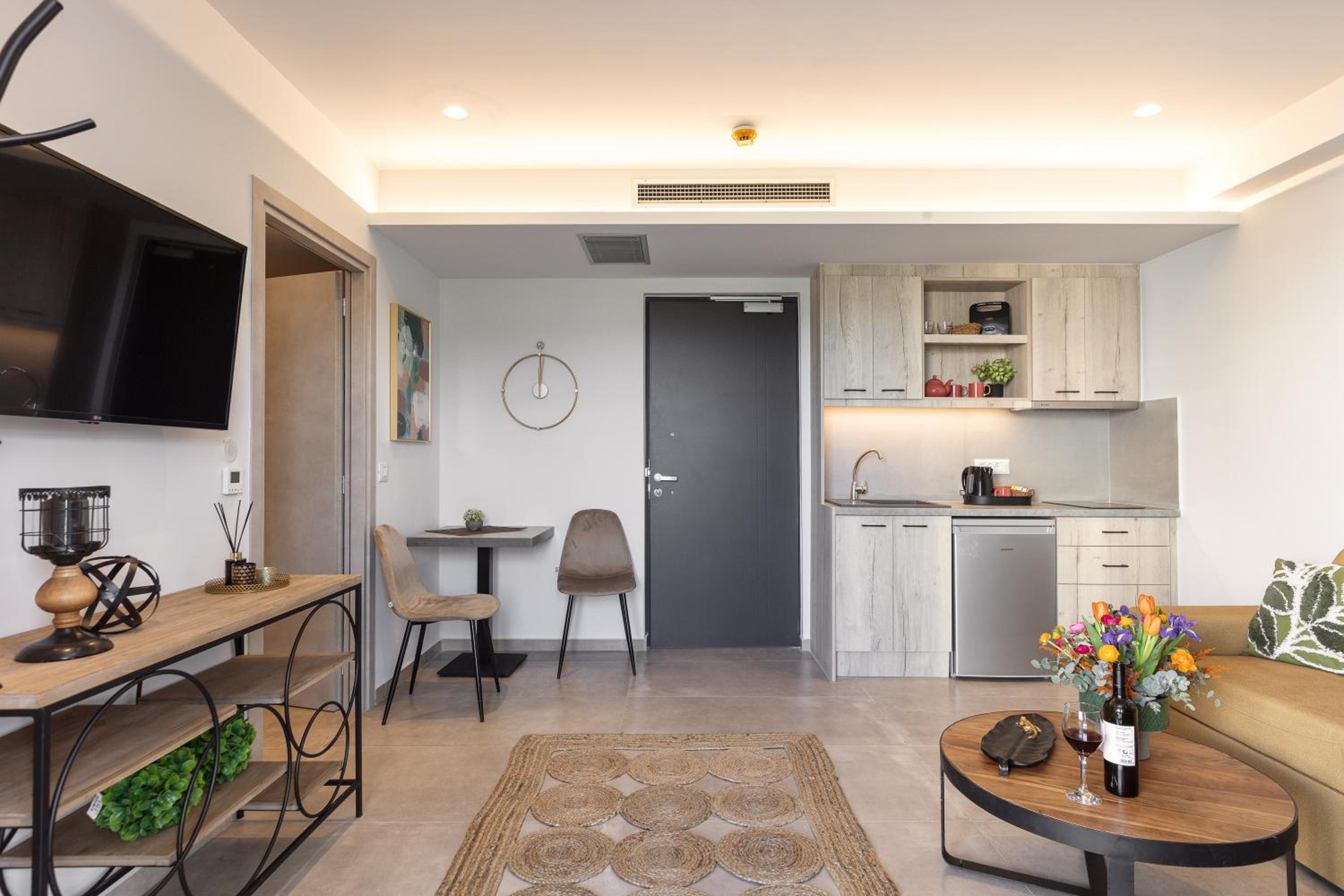 Executive Suite - Photo 9