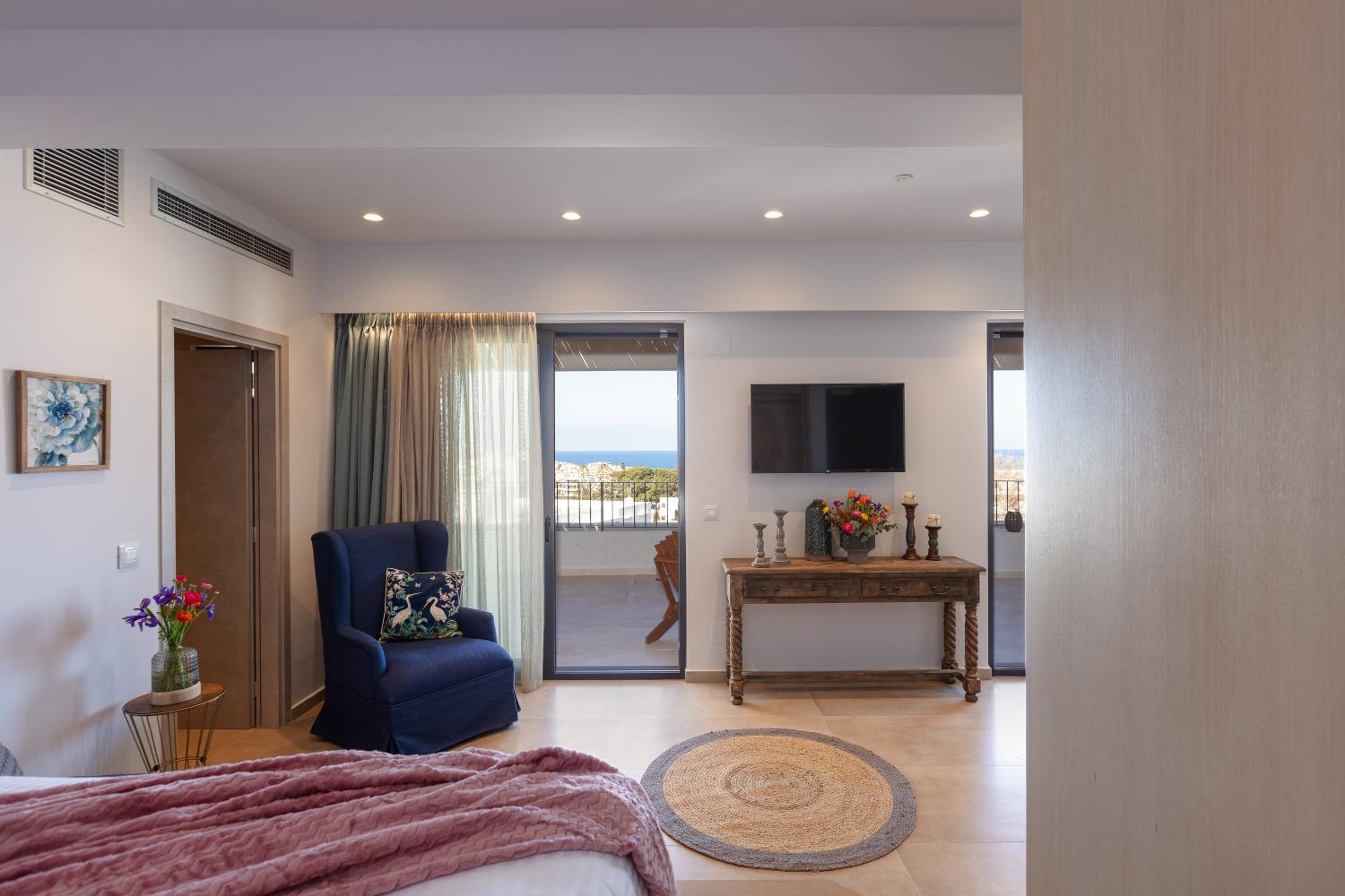 Lines Top Floor Suite thumbnail 5