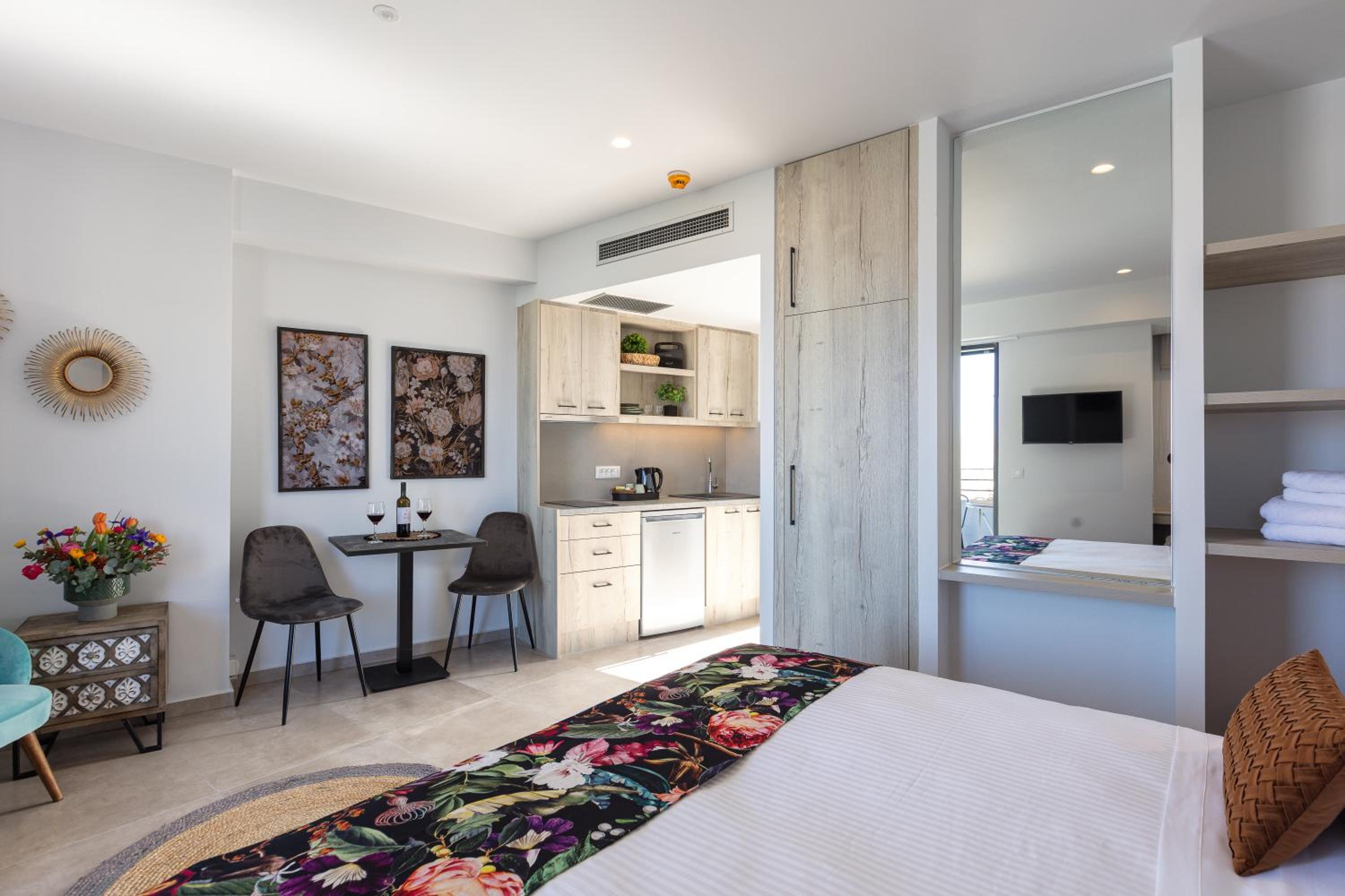 Standard Double or Twin Room - Photo 9