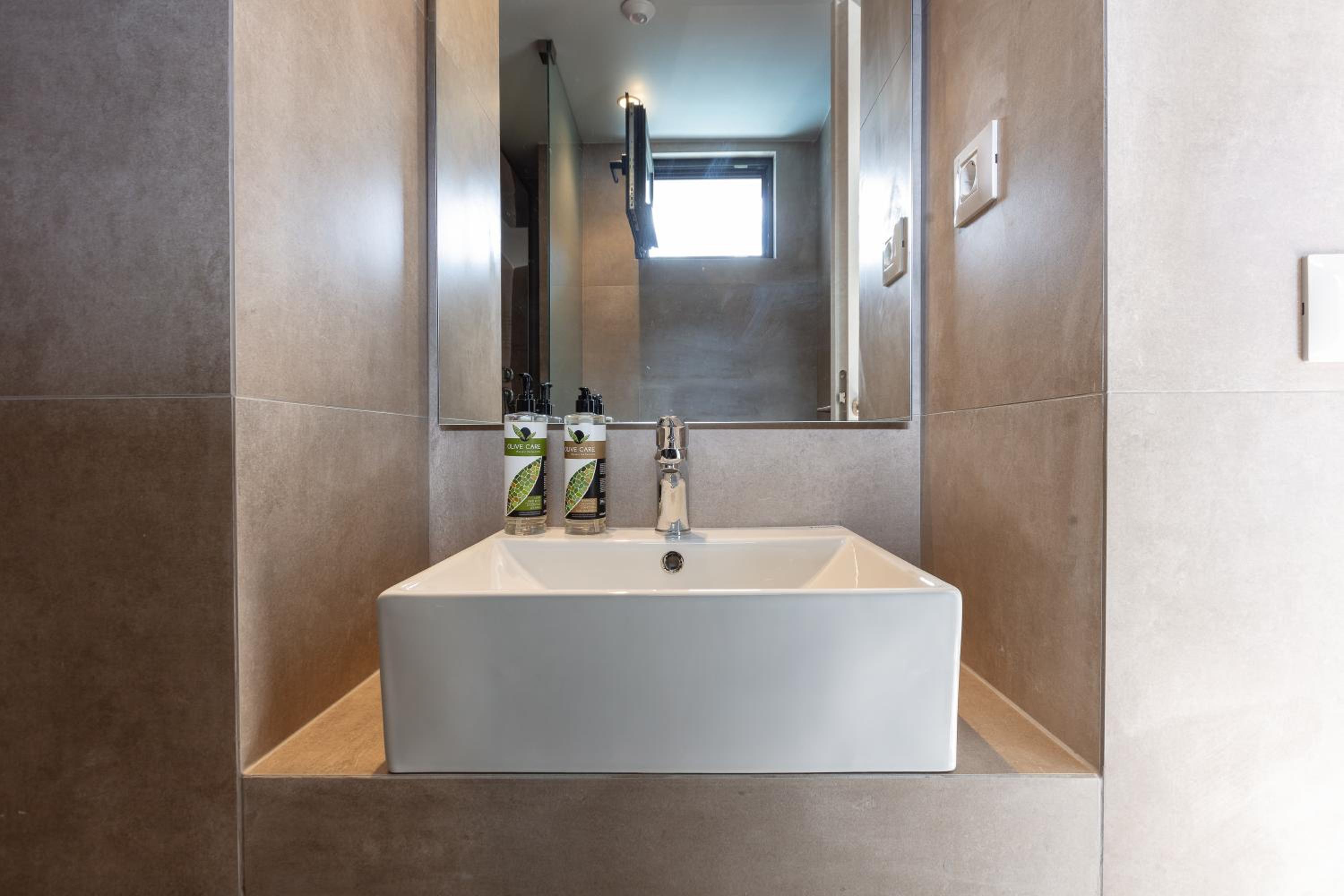 Standard Double or Twin Room - Photo 3