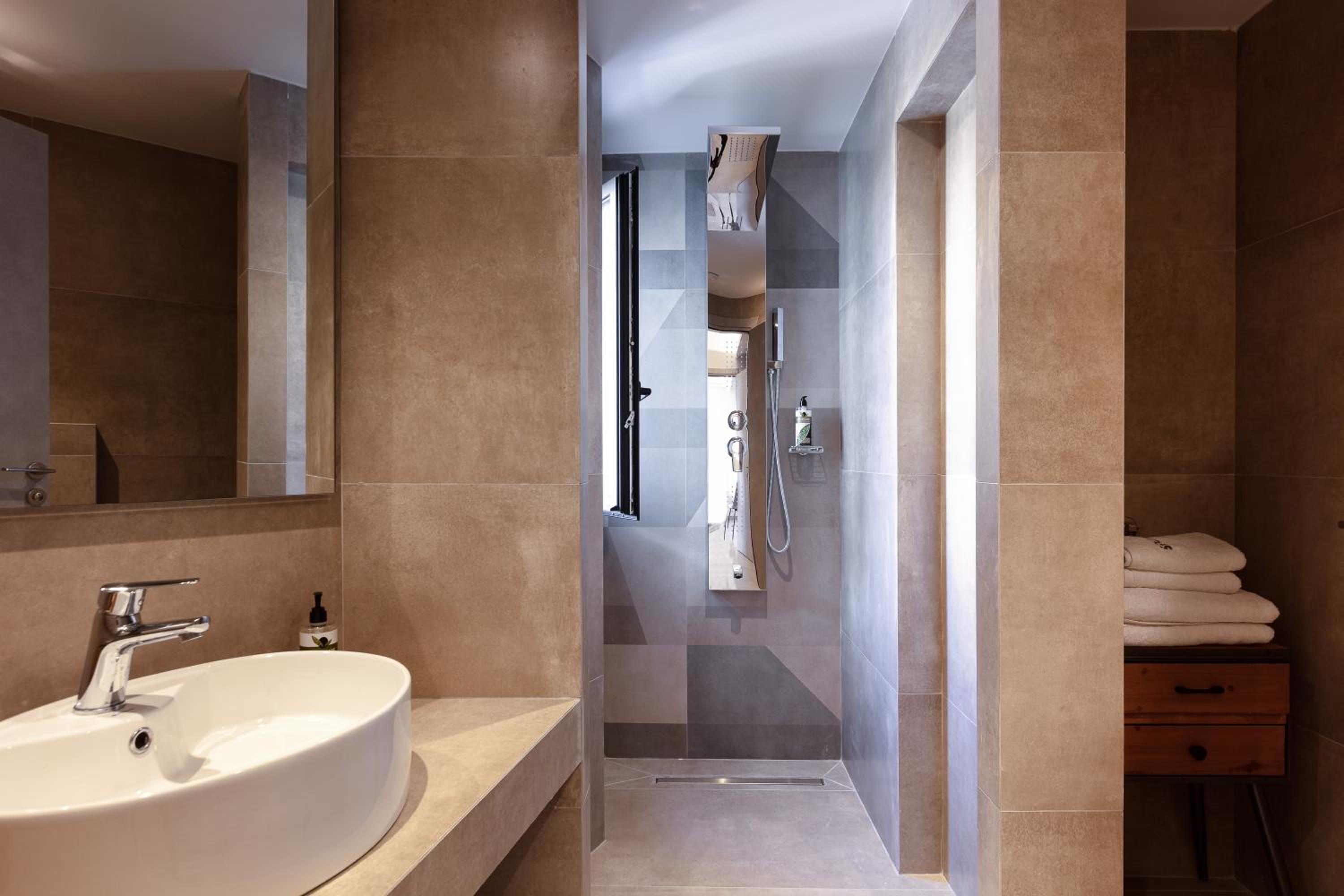 Executive Suite - Photo 14