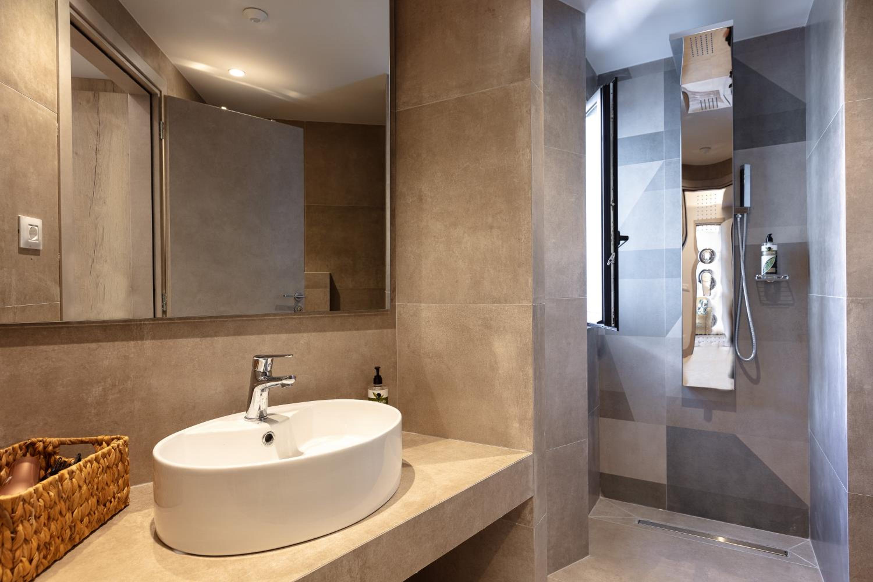 Executive Suite - Photo 13
