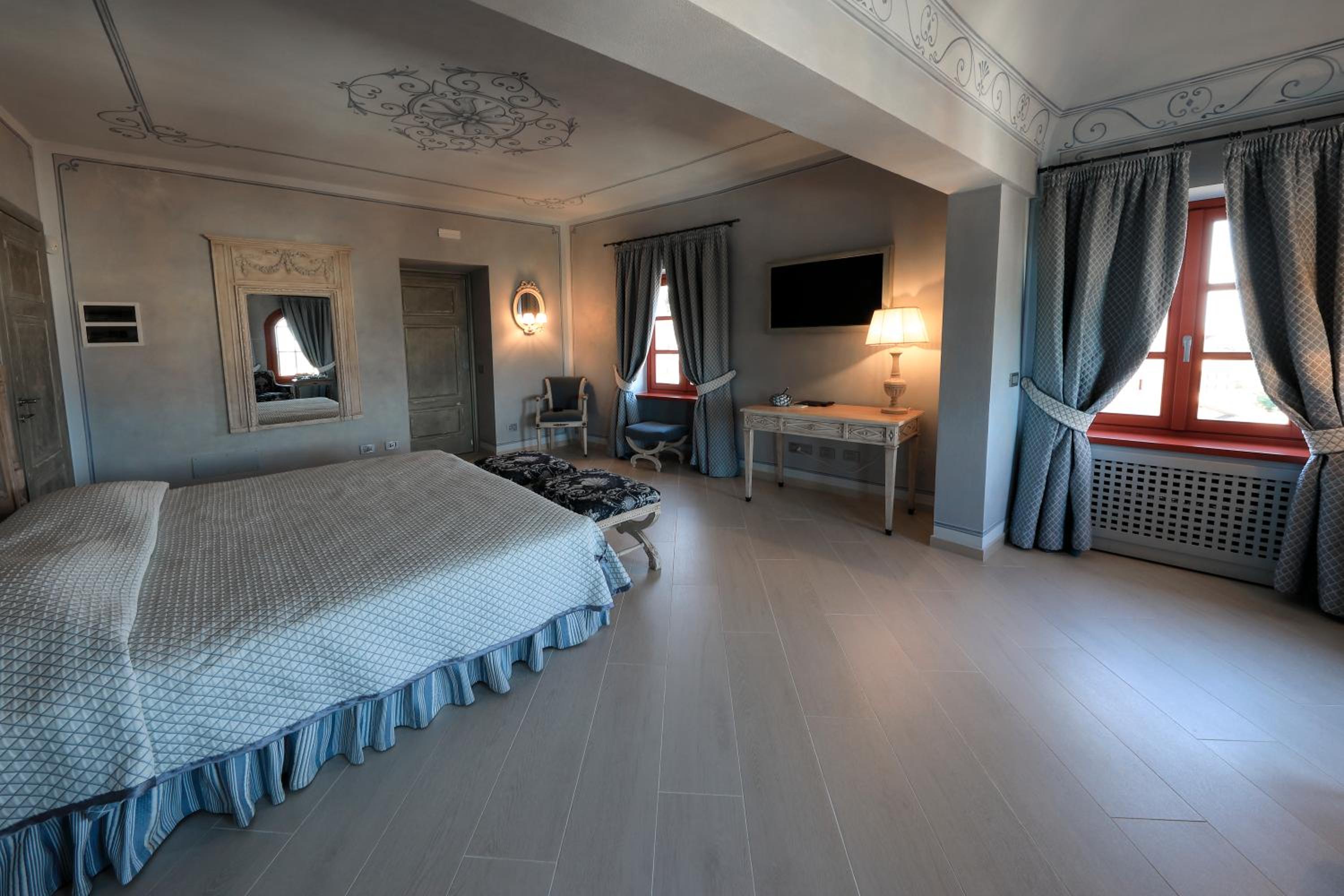 Suite with Spa Access photo 2