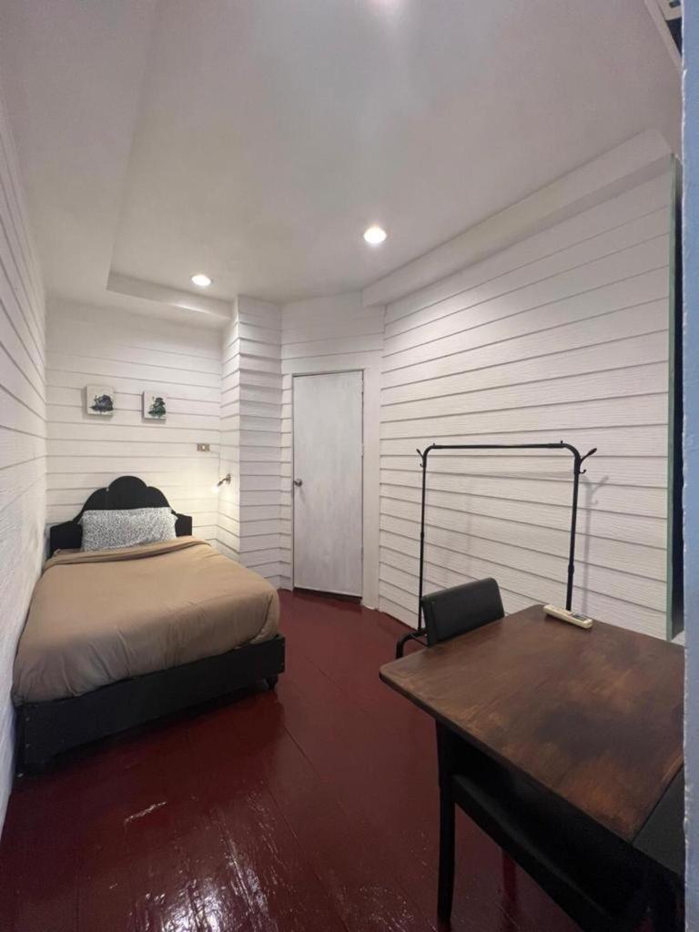 Single Room with Private Bathroom photo 1
