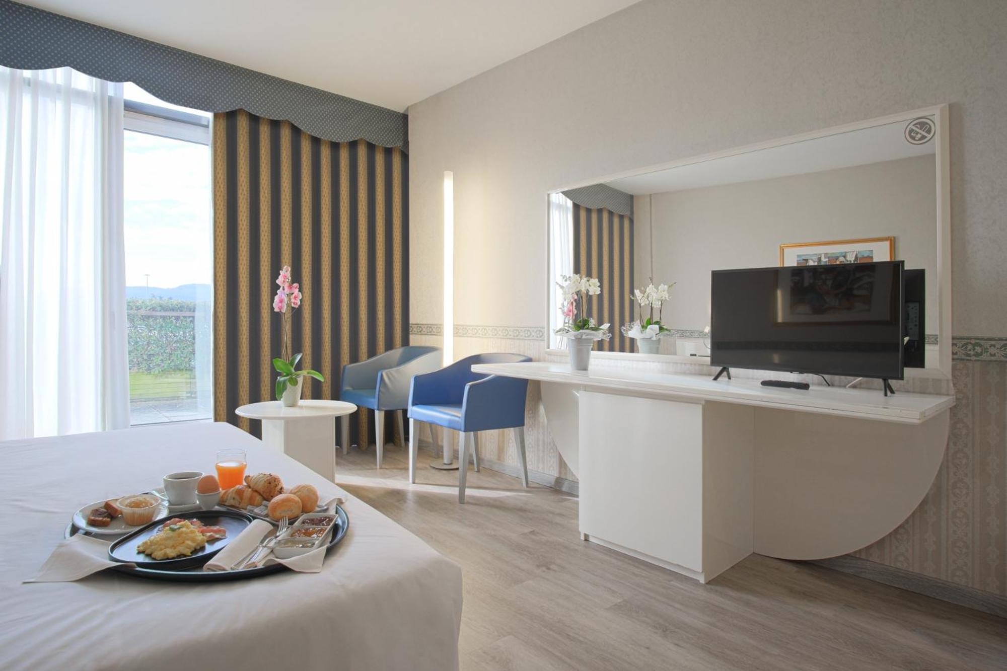 Double or Twin Room - Photo 2