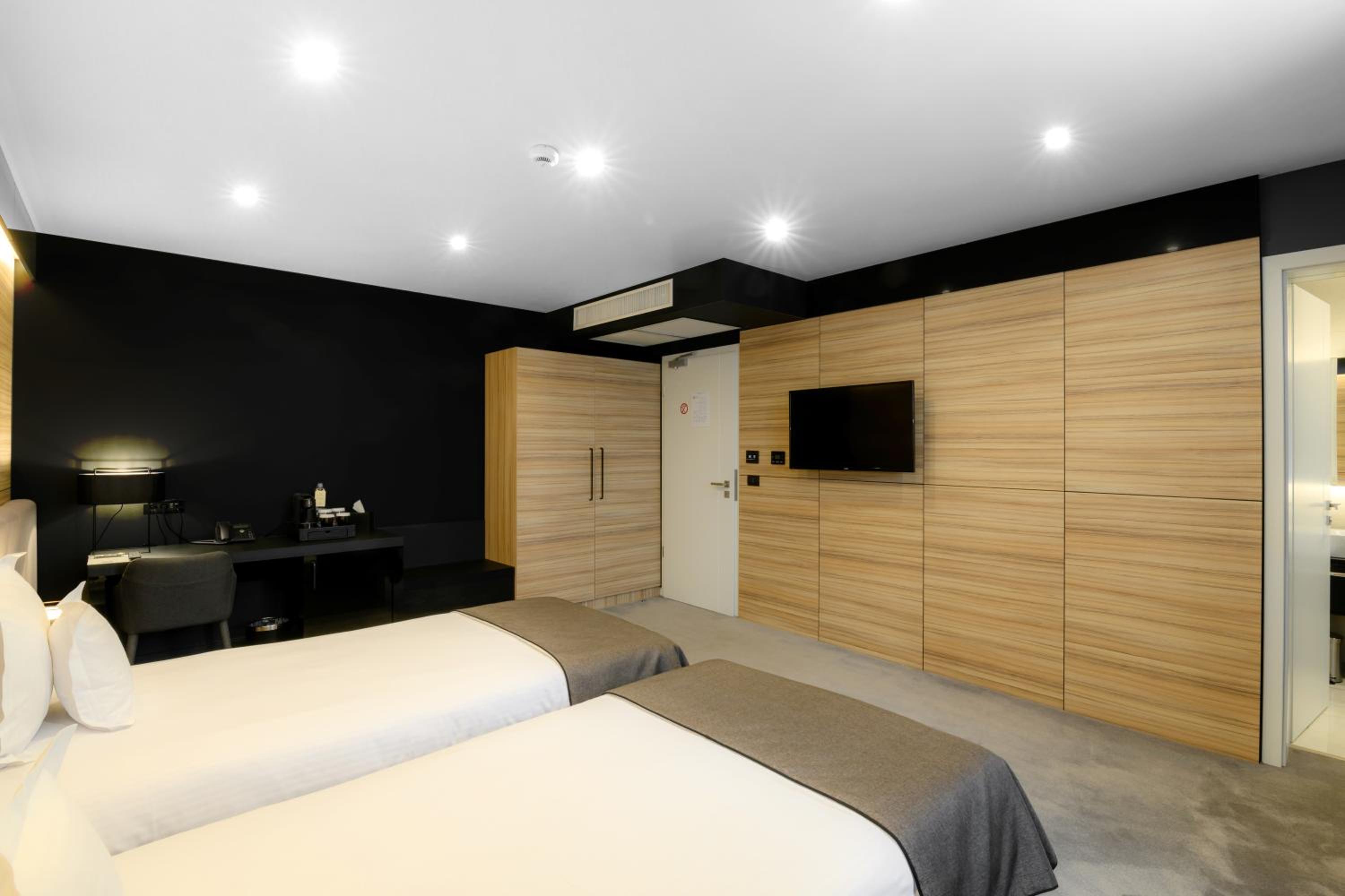 Deluxe Double or Twin Room - Photo 10