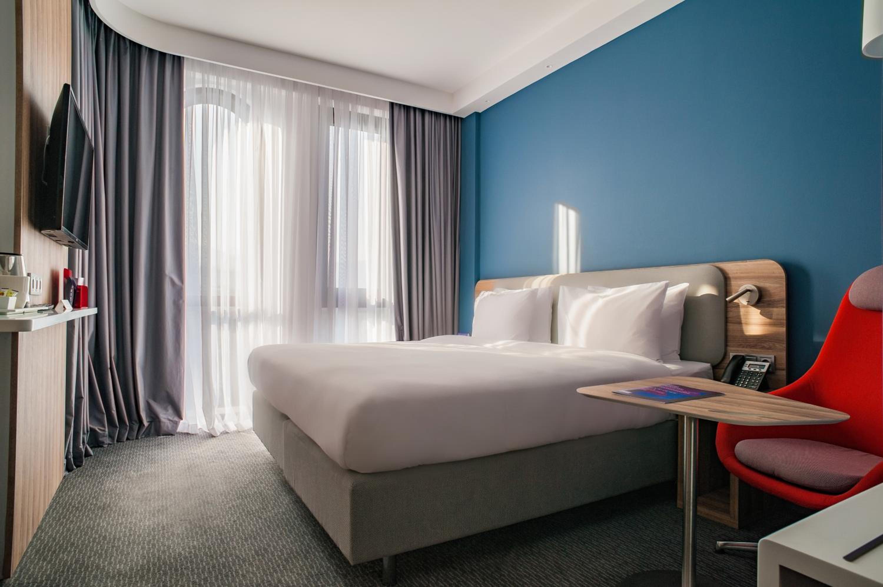 Standard King Room with City View - Photo 4