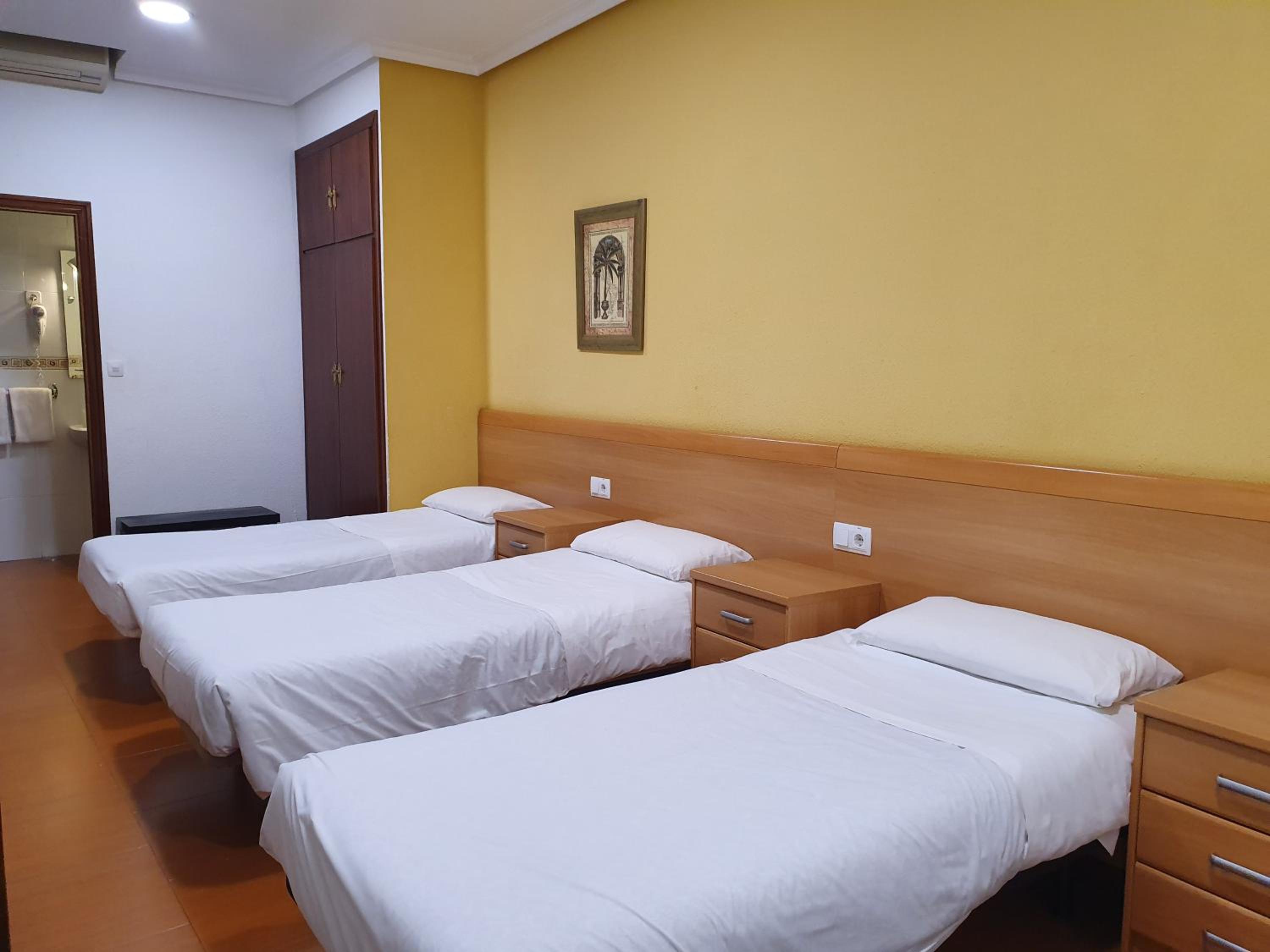 Quadruple Room with Private Bathroom photo 2
