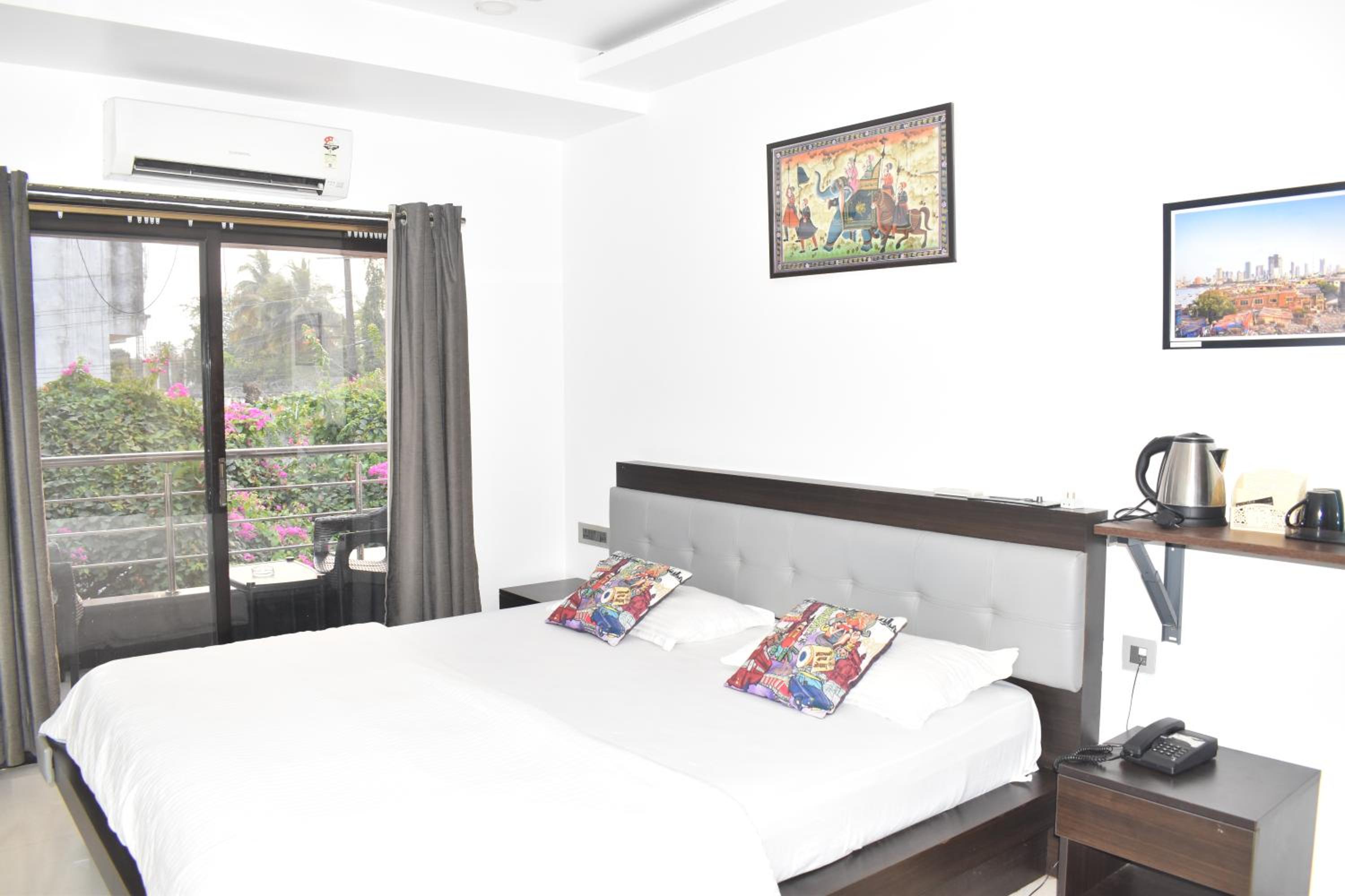 Deluxe King Room photo 1