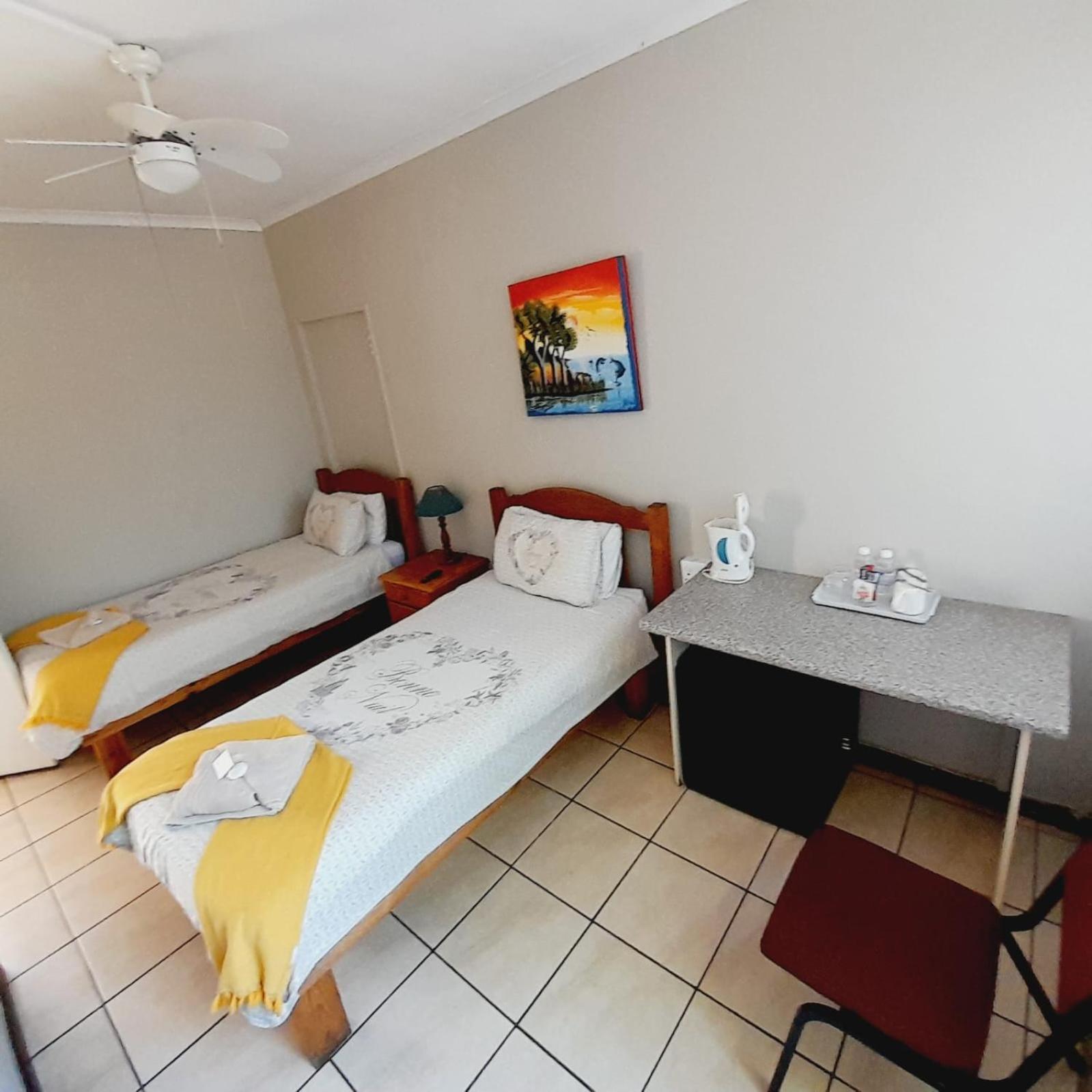 Standard Twin Room - Photo 3